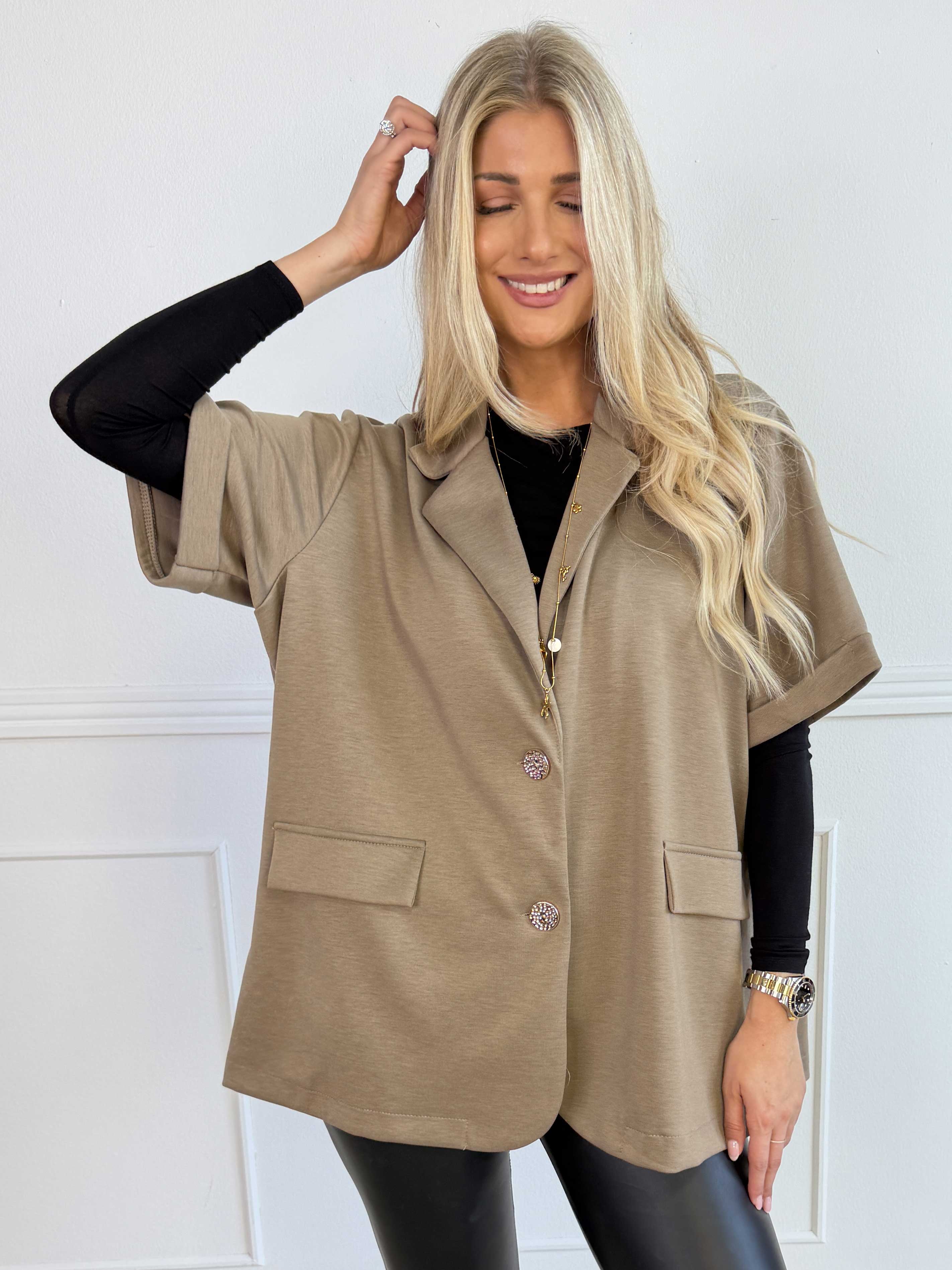 Elodie - Blød og behagelig blazer med korte ærmer og guldfarvede knapper