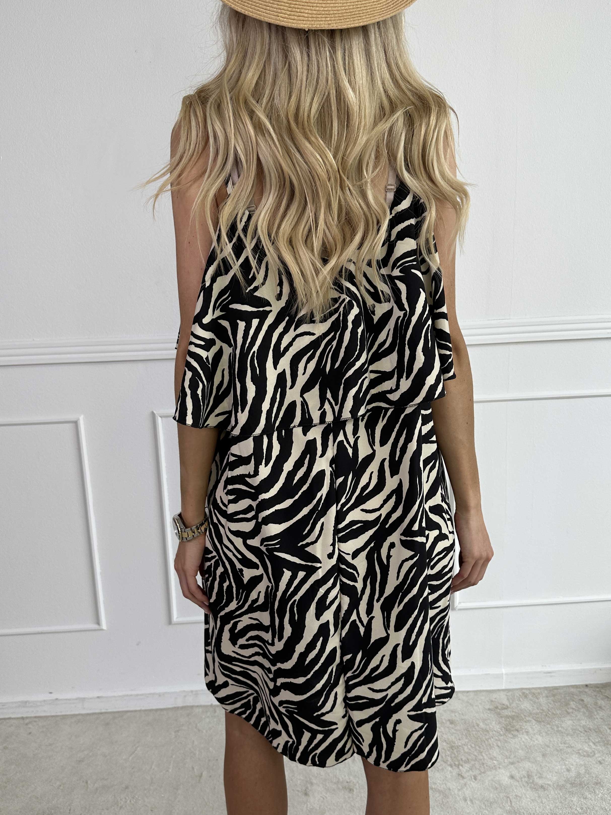 Elodie - Sommerkjole i dyreprint med flæsekant