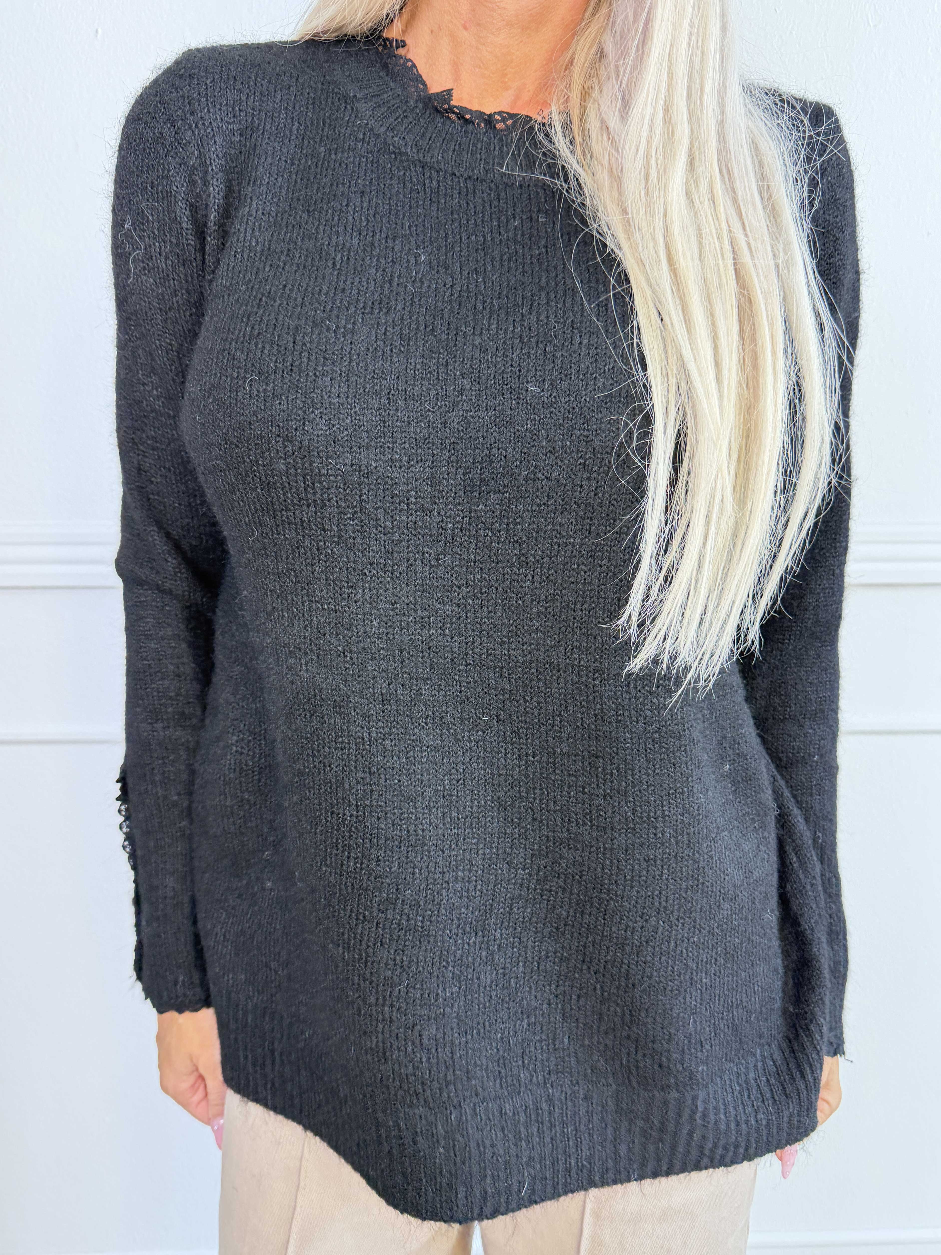 Elowen - Feminin strikbluse med blondekanter ved halsudskæringen og ærmerne