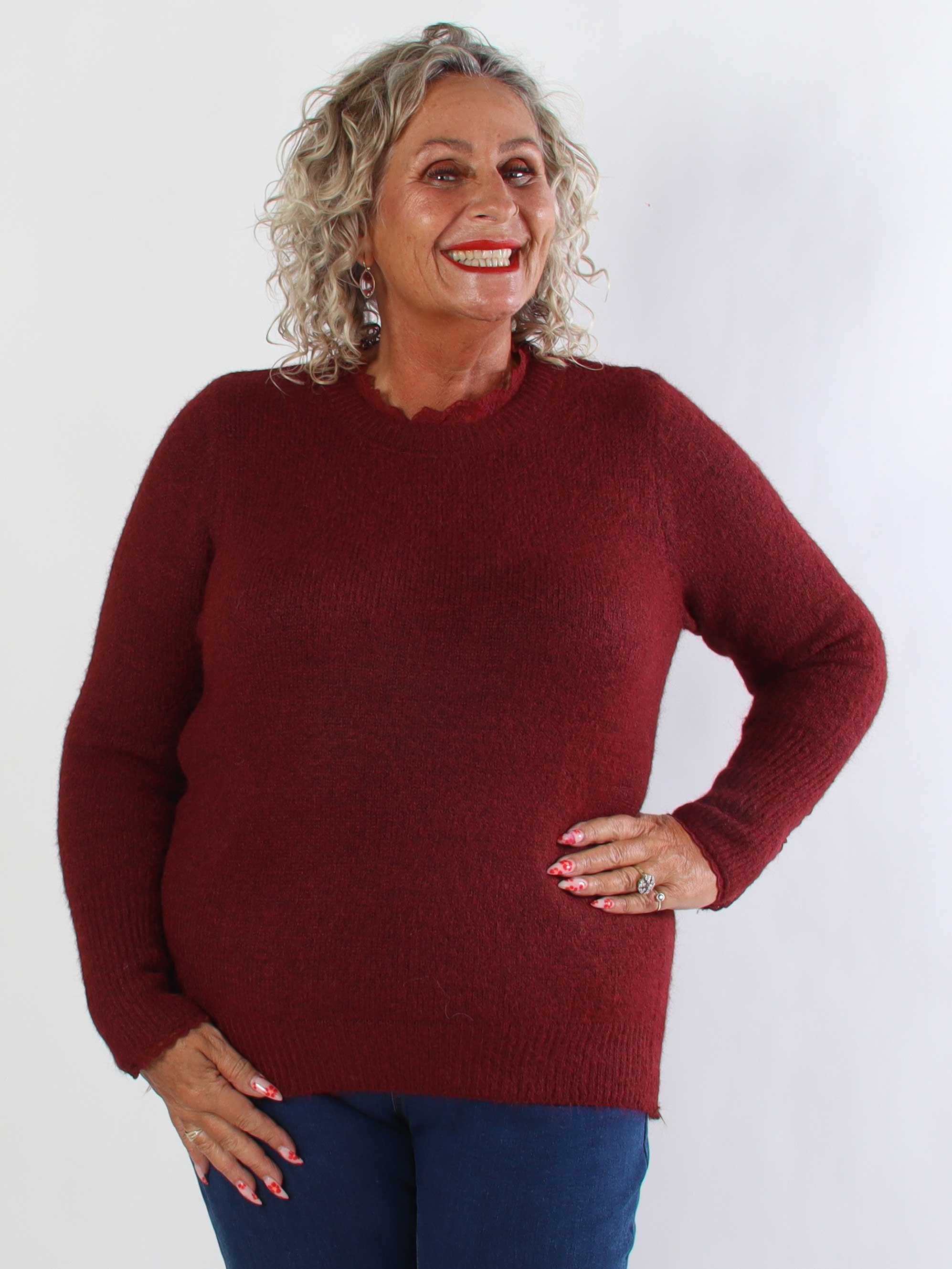 Elowen - Plus size strikbluse med blondekanter ved halsudskæringen og ærmerne