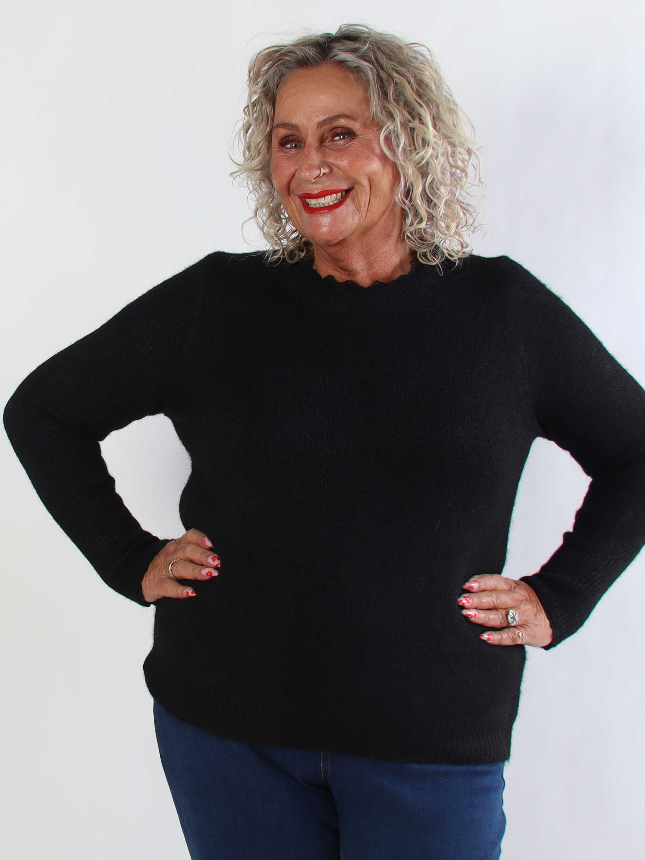 Elowen - Plus size strikbluse med blondekanter ved halsudskæringen og ærmerne