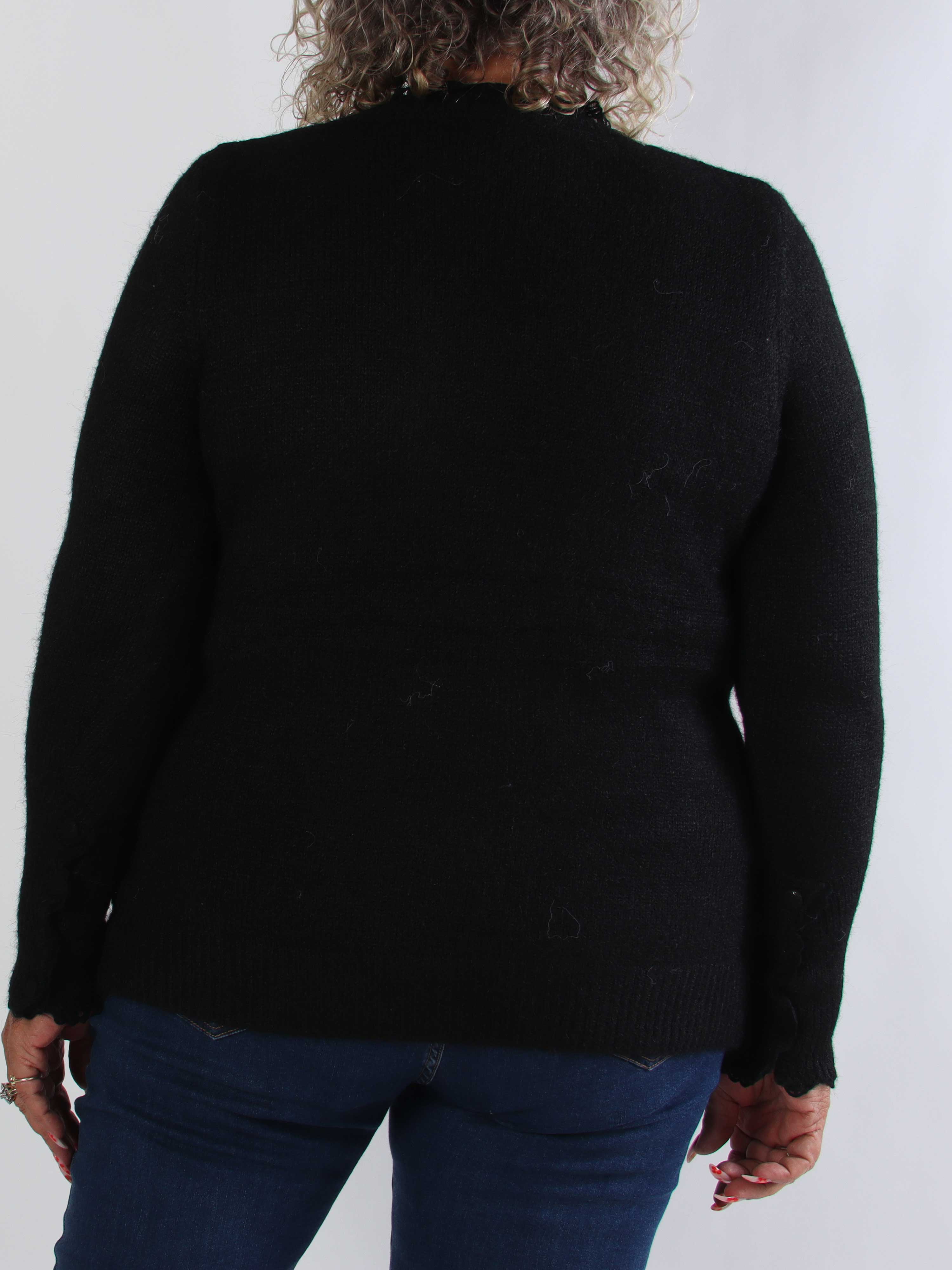 Elowen - Plus size strikbluse med blondekanter ved halsudskæringen og ærmerne
