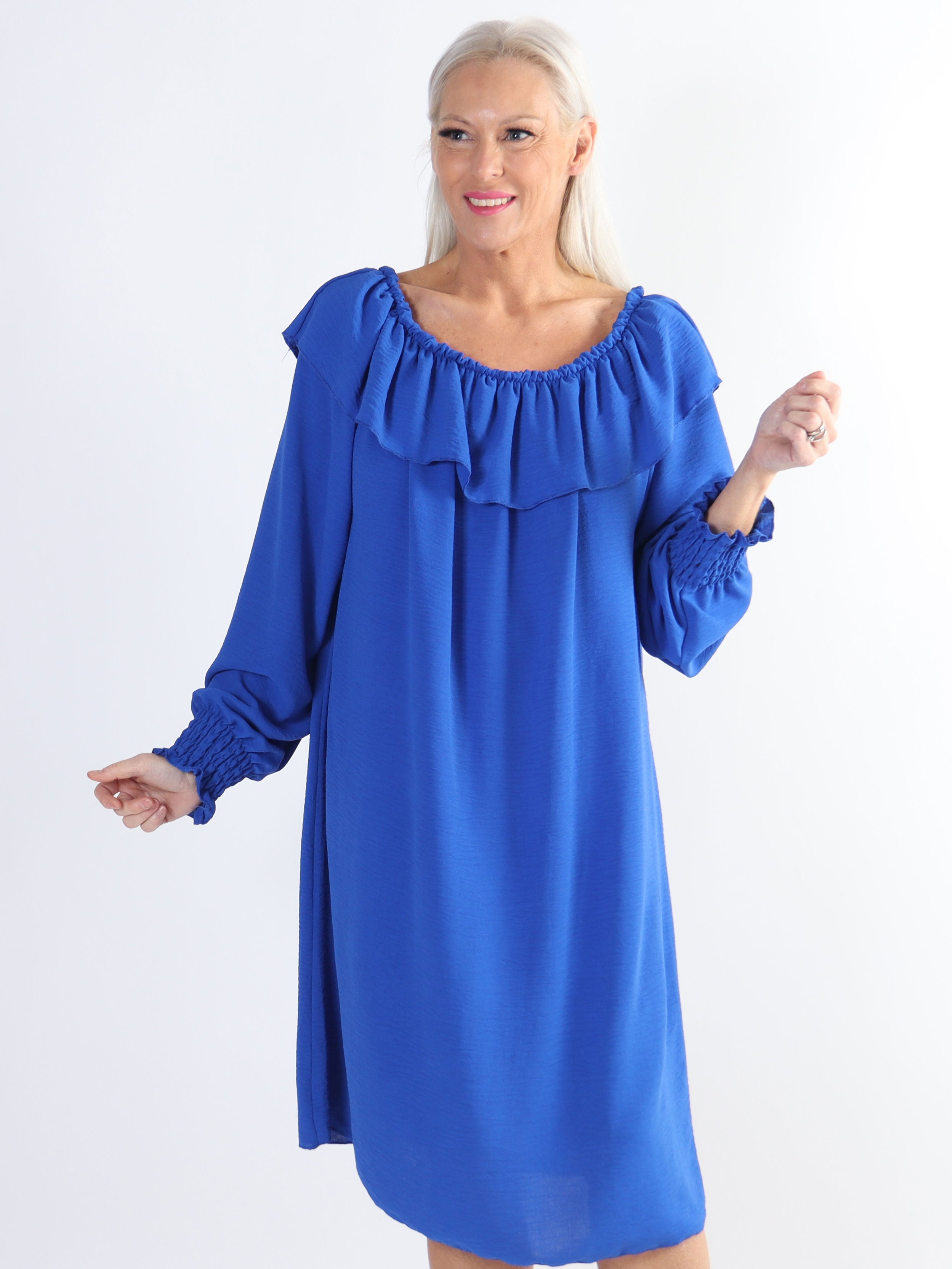 Elpida - Plus size kjole med flæsekant og smock ved ærmet