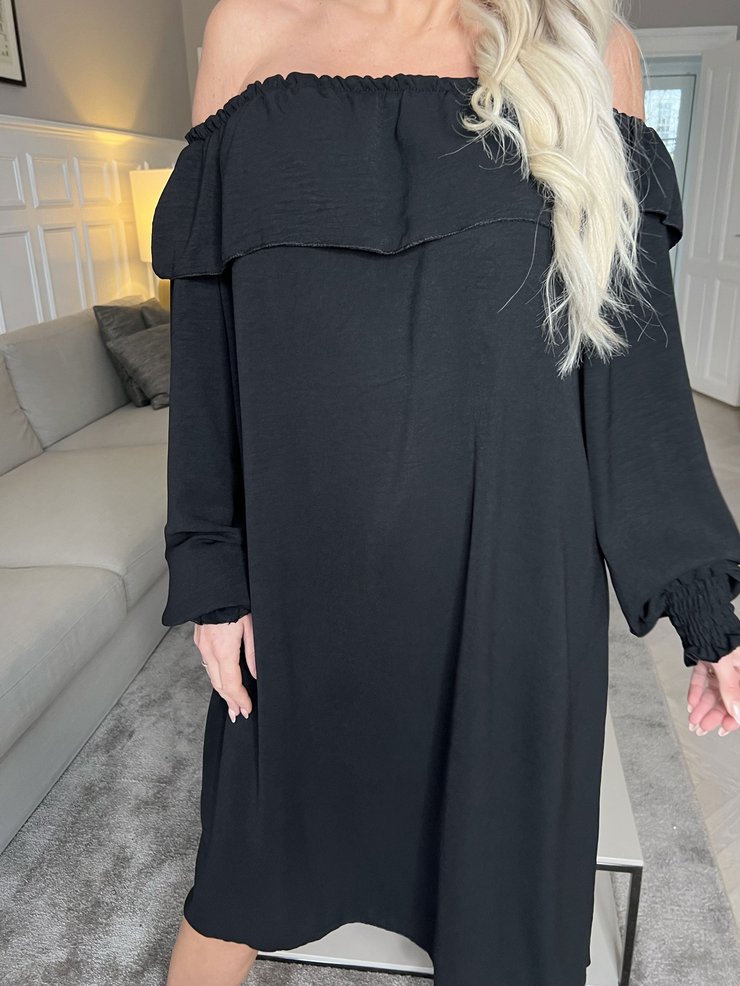 Elpida - Sød kjole med flæsekant og smock ved ærmet