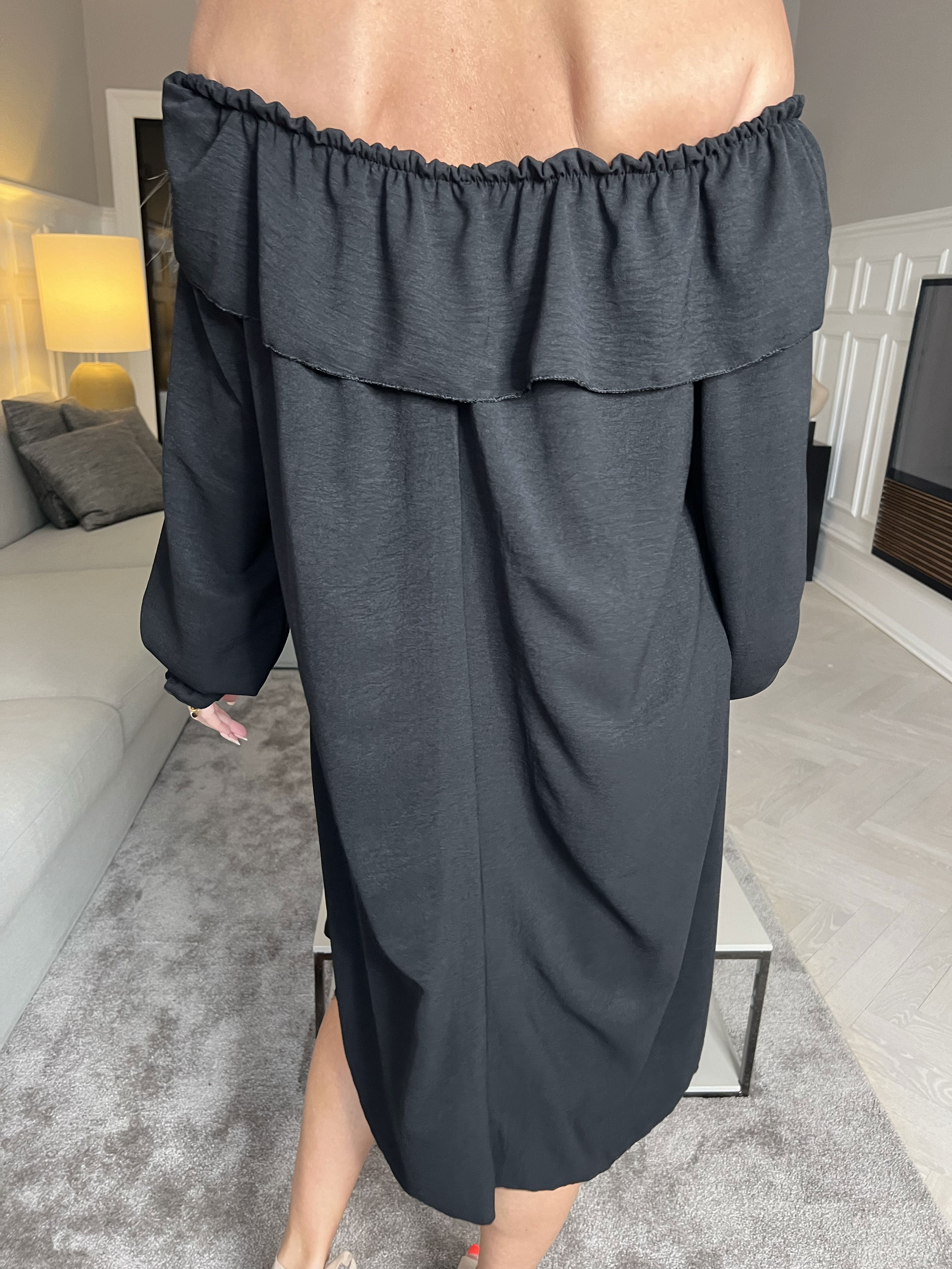 Elpida - Sød kjole med flæsekant og smock ved ærmet