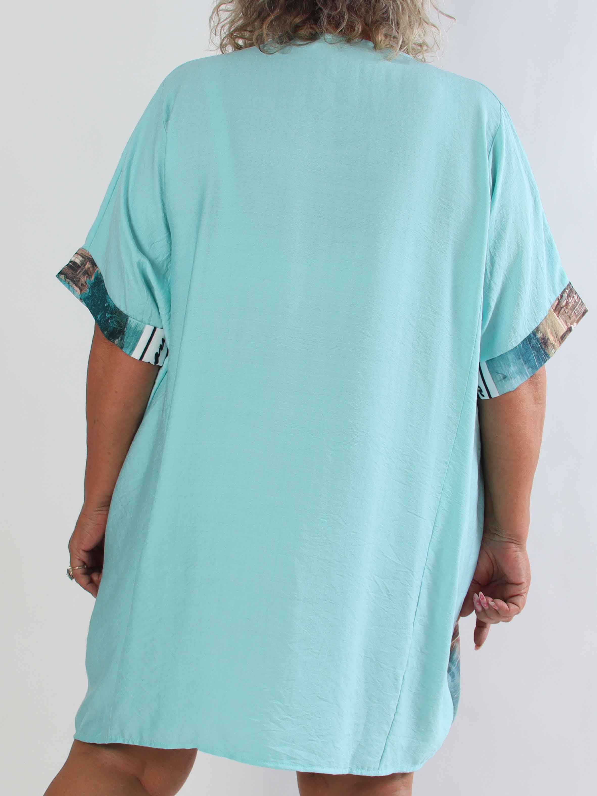 Emaan - Plus size tunikakjole i blød viskose med et smukt bylandskabsmotiv