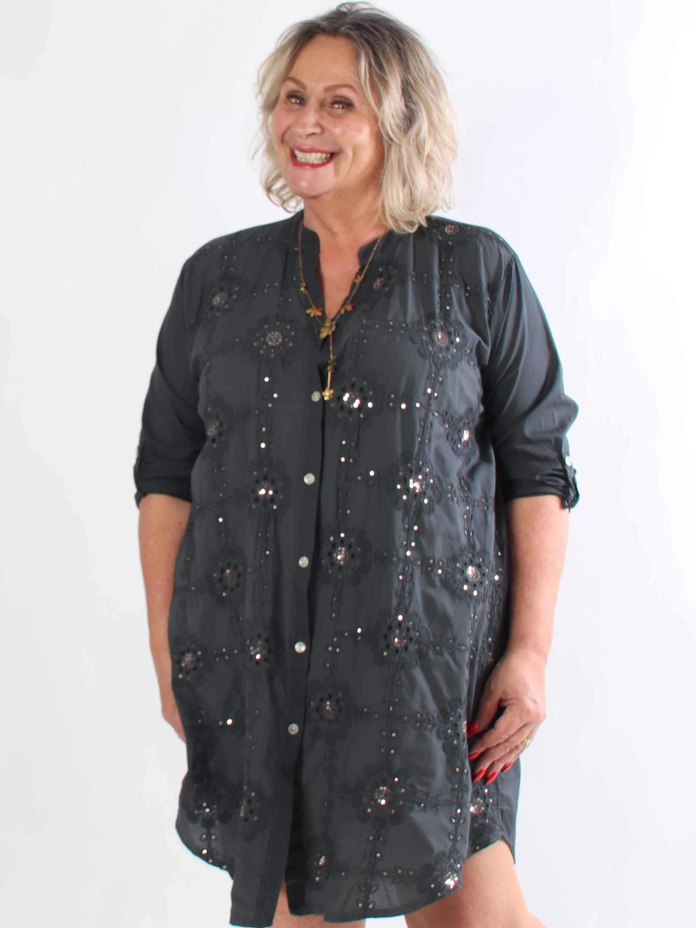 Emerson - Plus size skjortekjole i bomuld med broderet mønster og pailletter