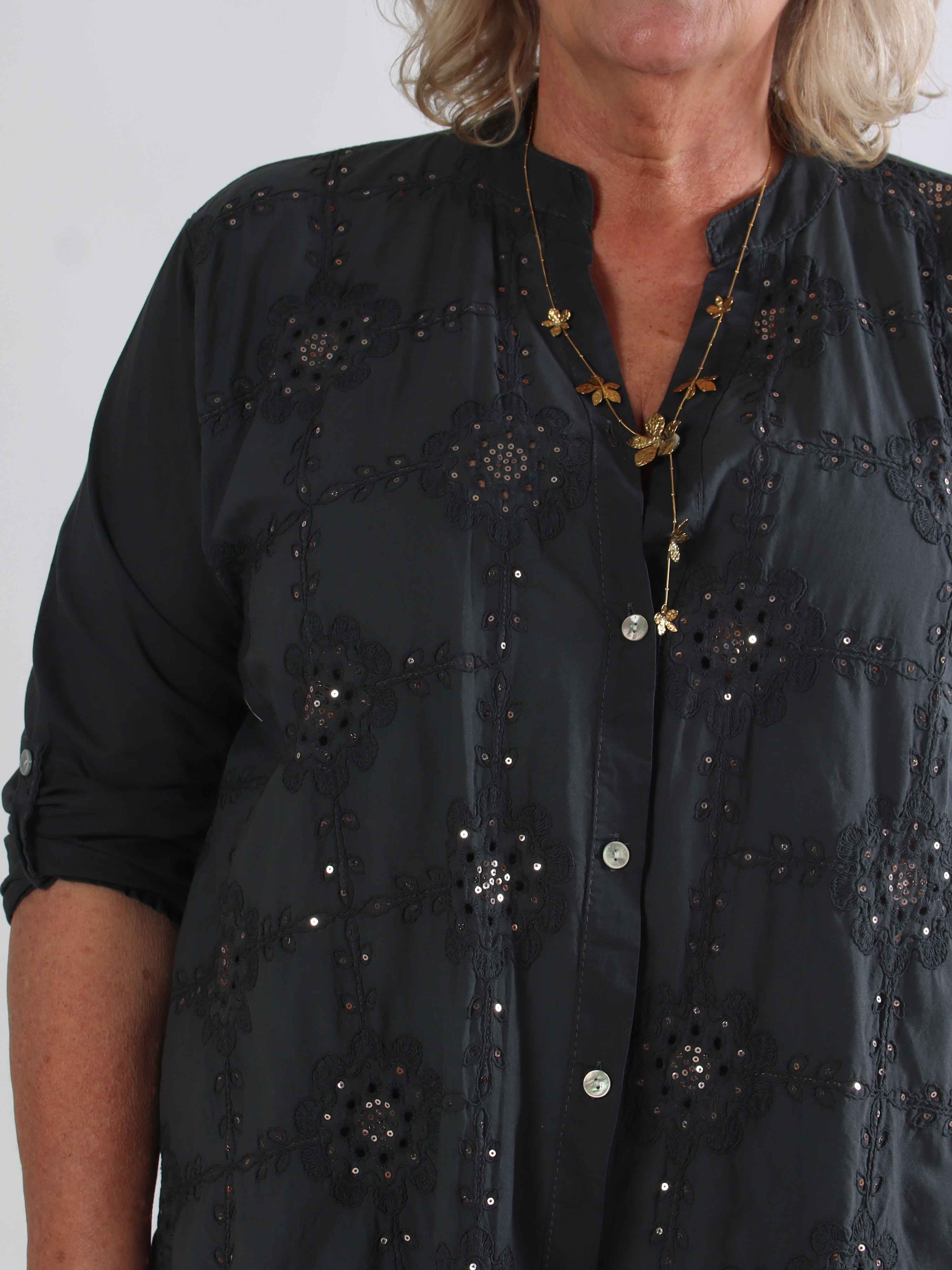 Emerson - Plus size skjortekjole i bomuld med broderet mønster og pailletter