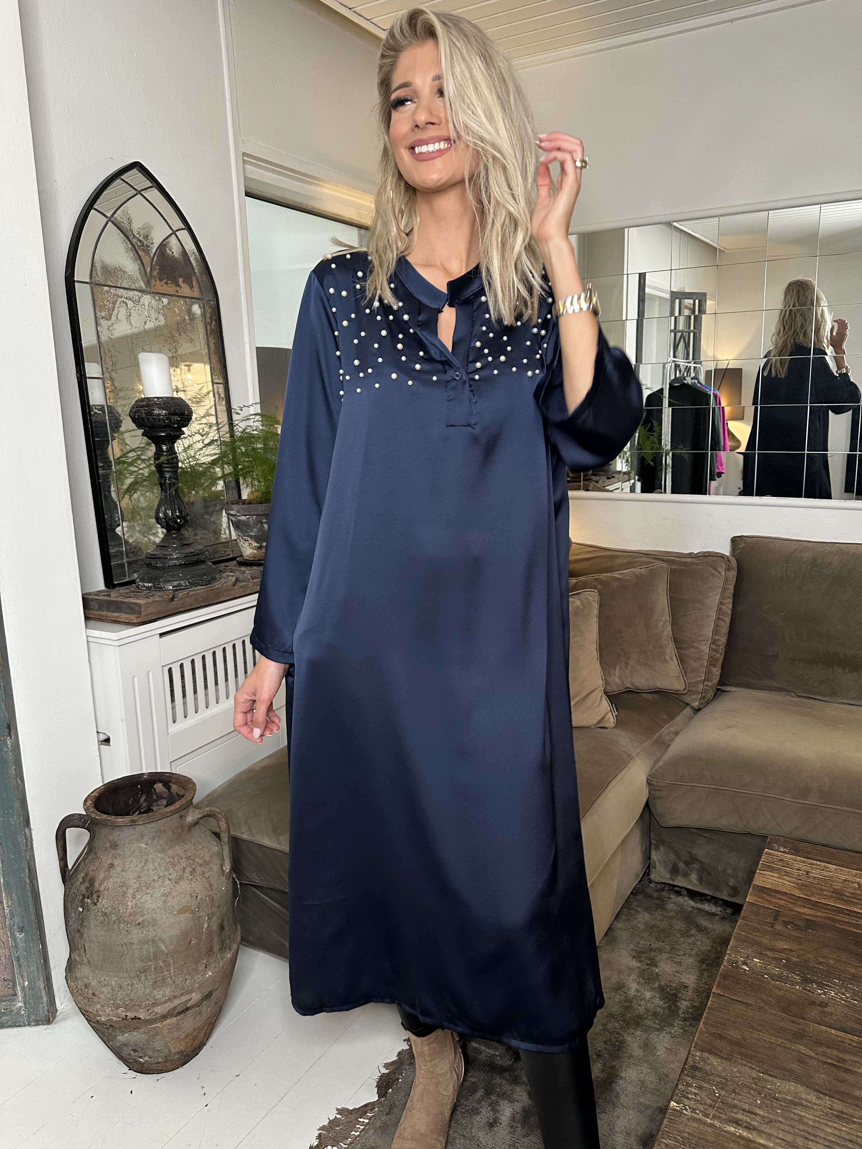 Emilia - Kjole i silkelook med løs pasform og hvide perler