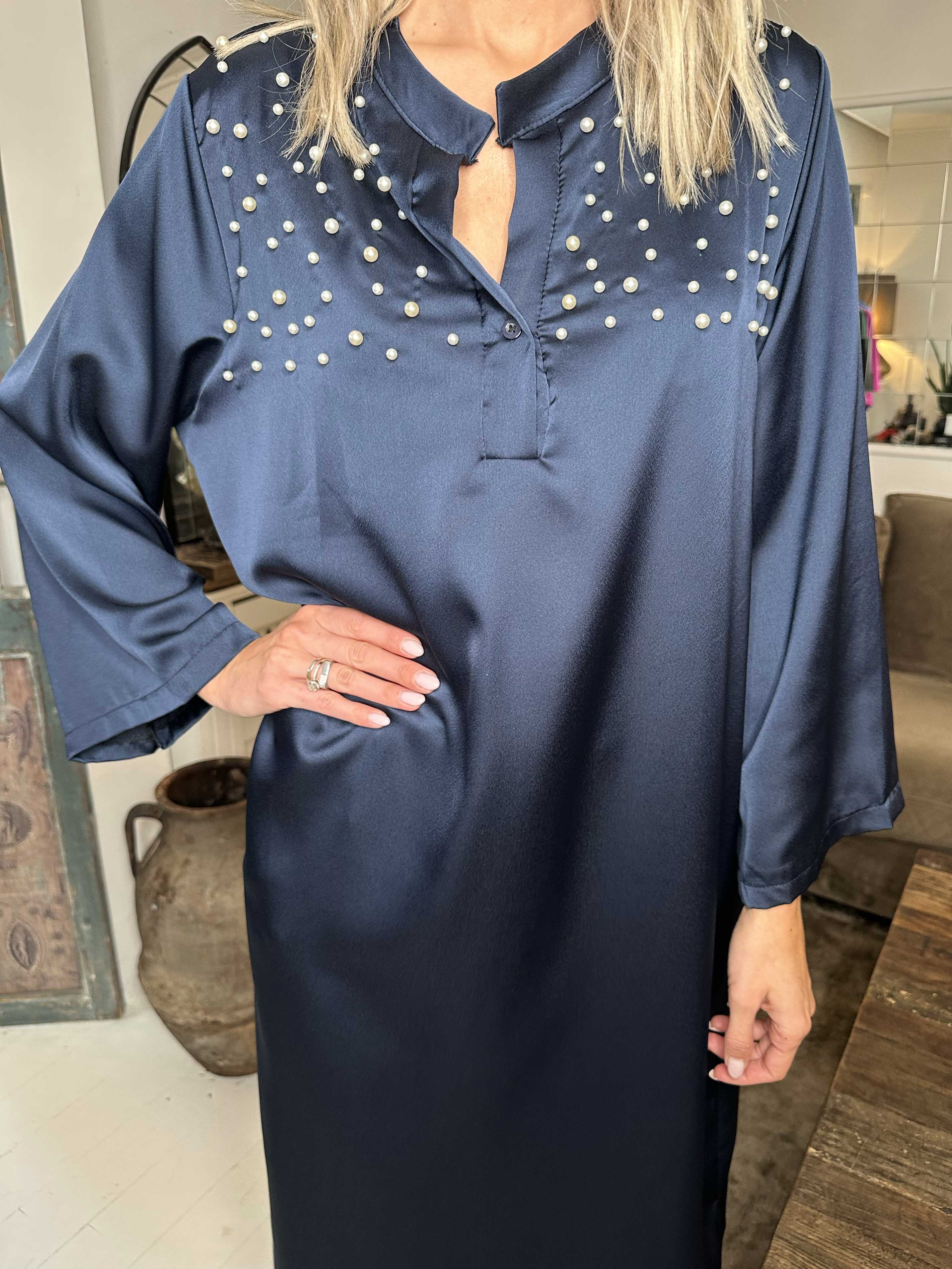 Emilia - Kjole i silkelook med løs pasform og hvide perler