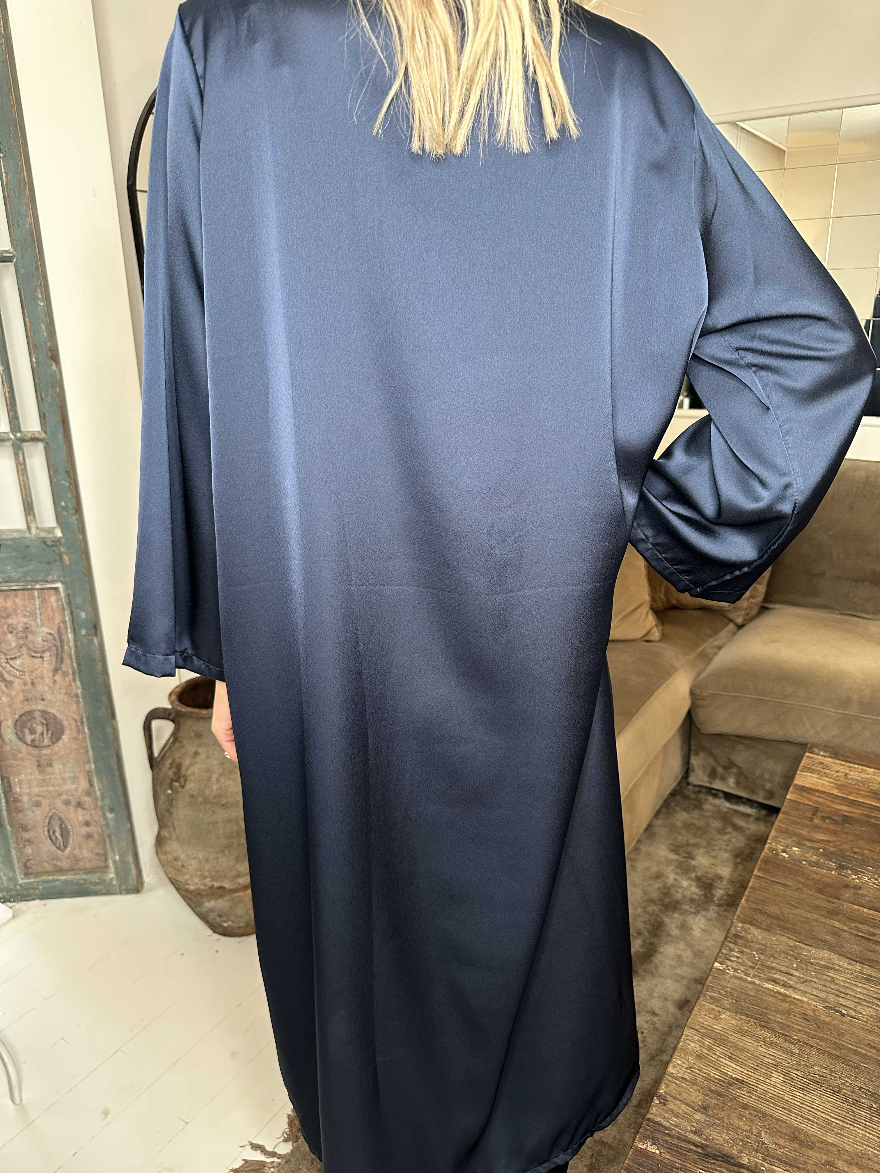 Emilia - Kjole i silkelook med løs pasform og hvide perler