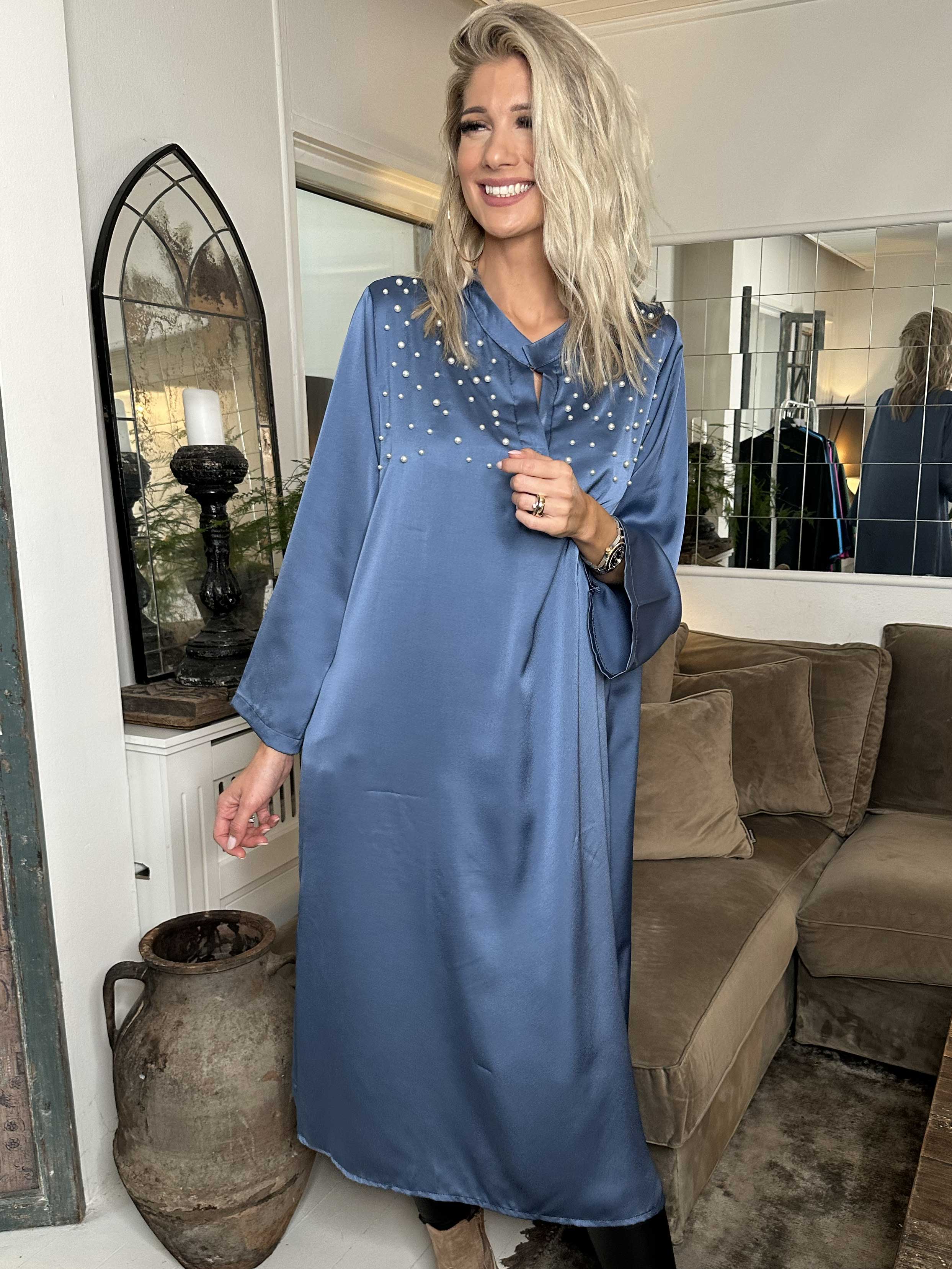 Emilia - Kjole i silkelook med løs pasform og hvide perler