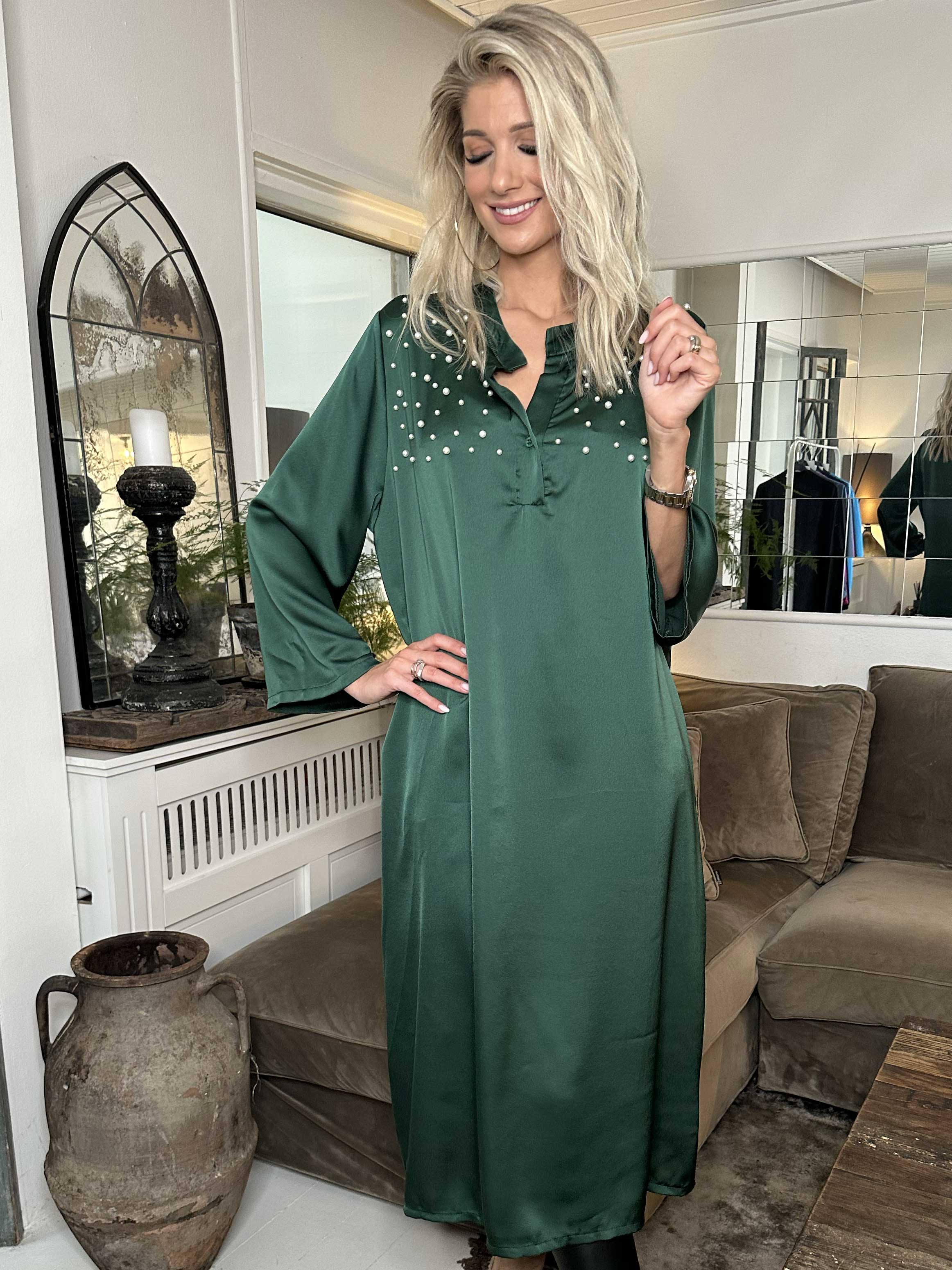 Emilia - Kjole i silkelook med løs pasform og hvide perler