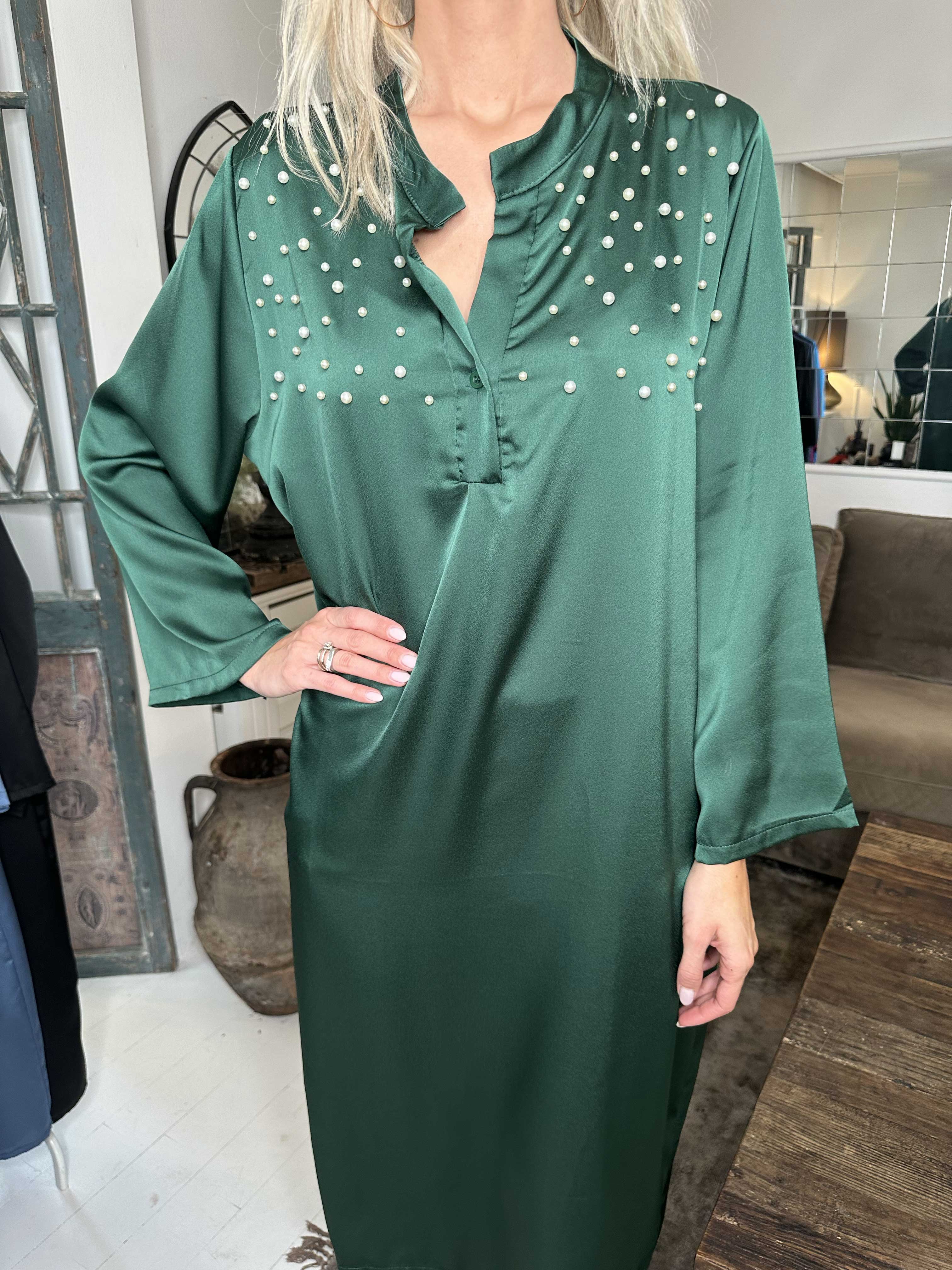 Emilia - Kjole i silkelook med løs pasform og hvide perler