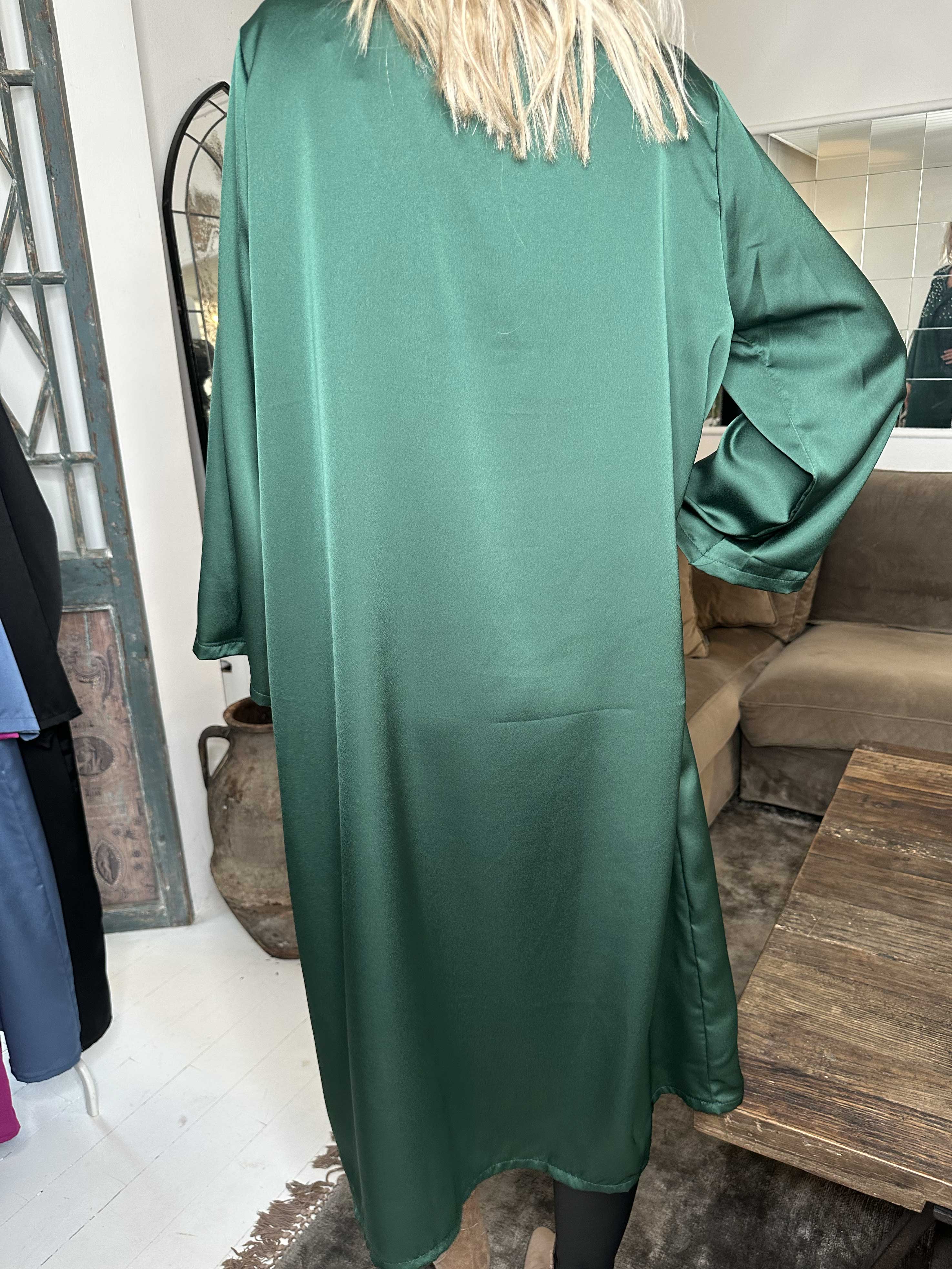 Emilia - Kjole i silkelook med løs pasform og hvide perler