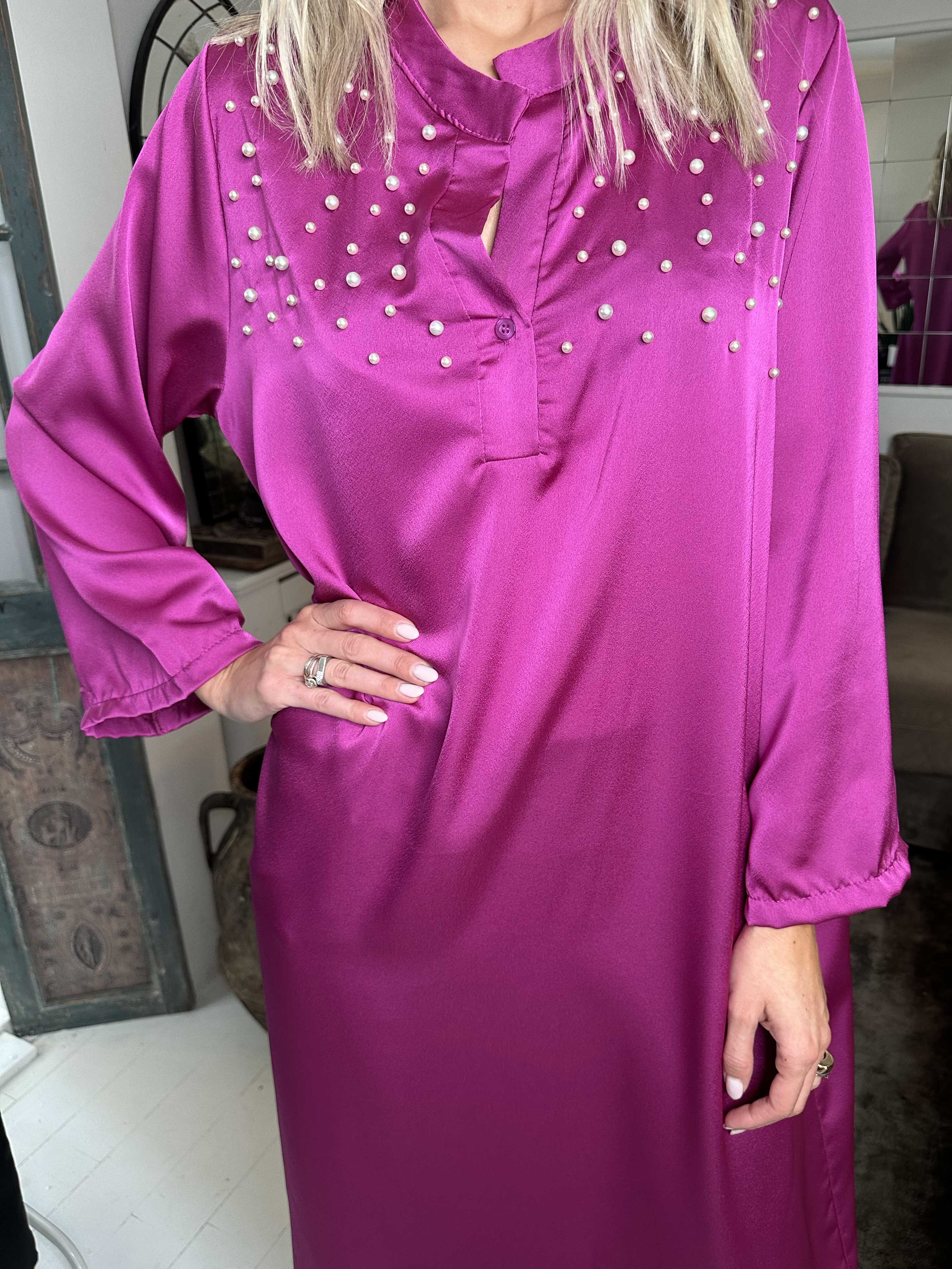 Emilia - Kjole i silkelook med løs pasform og hvide perler