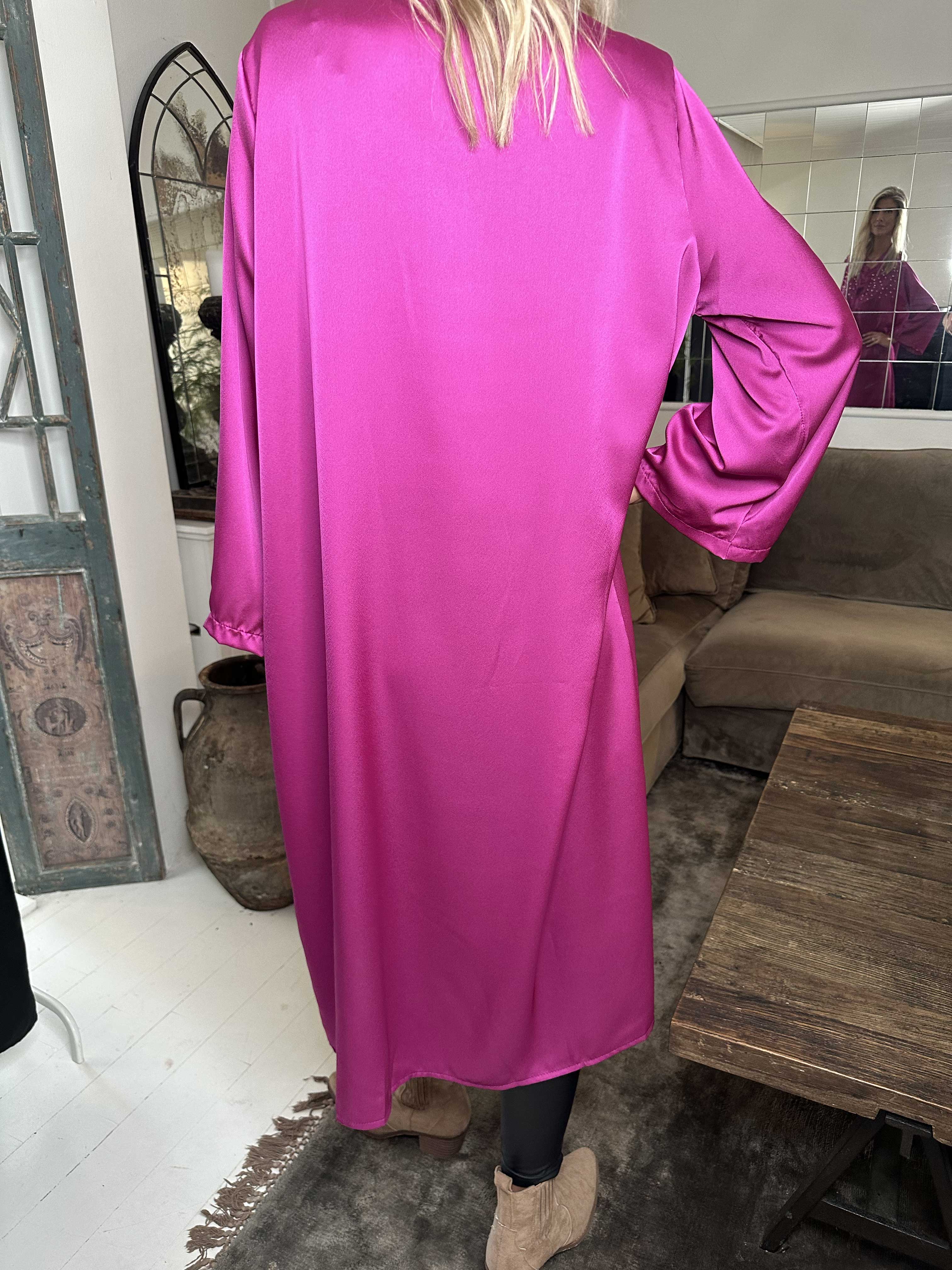 Emilia - Kjole i silkelook med løs pasform og hvide perler