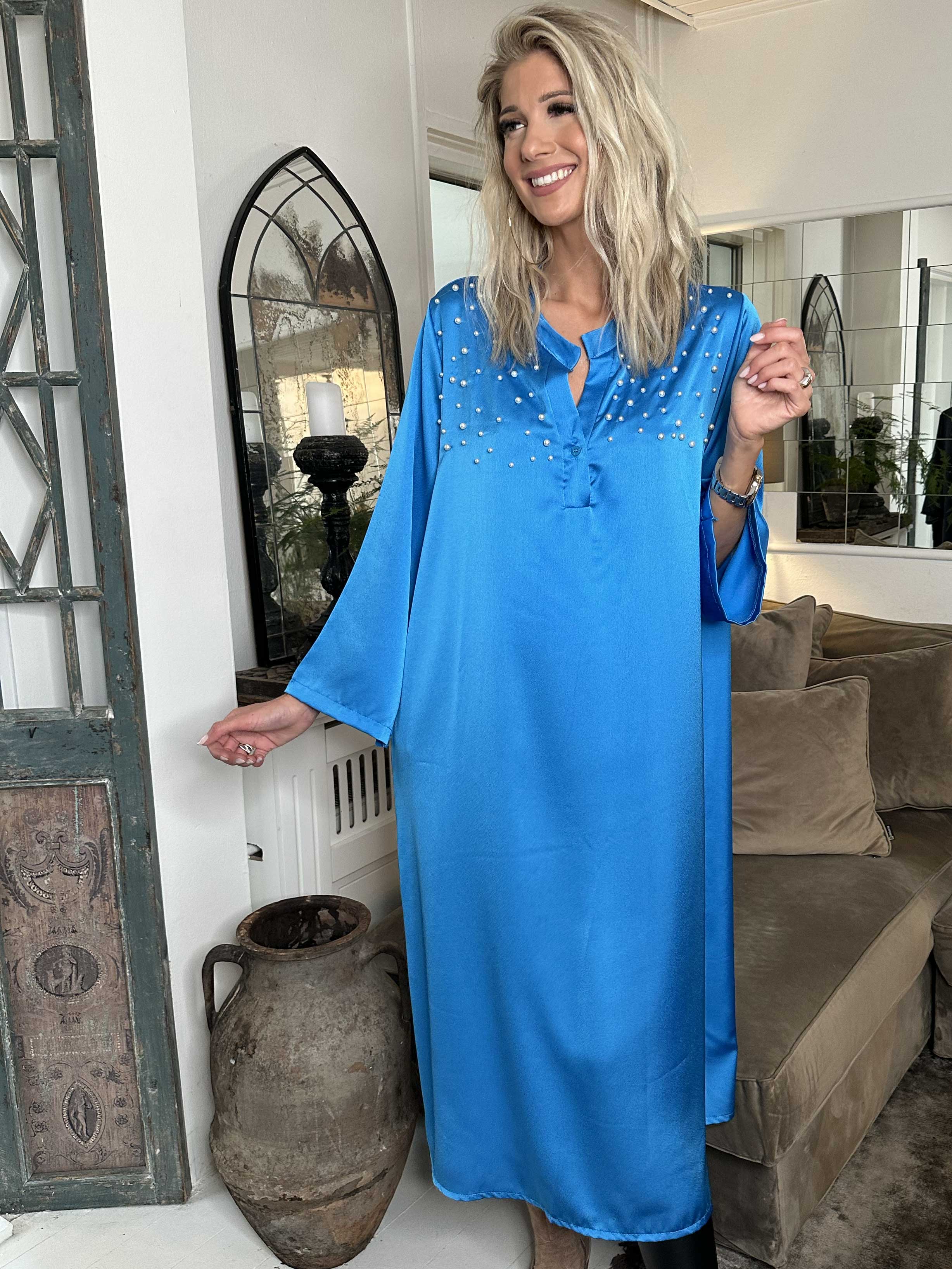 Emilia - Kjole i silkelook med løs pasform og hvide perler