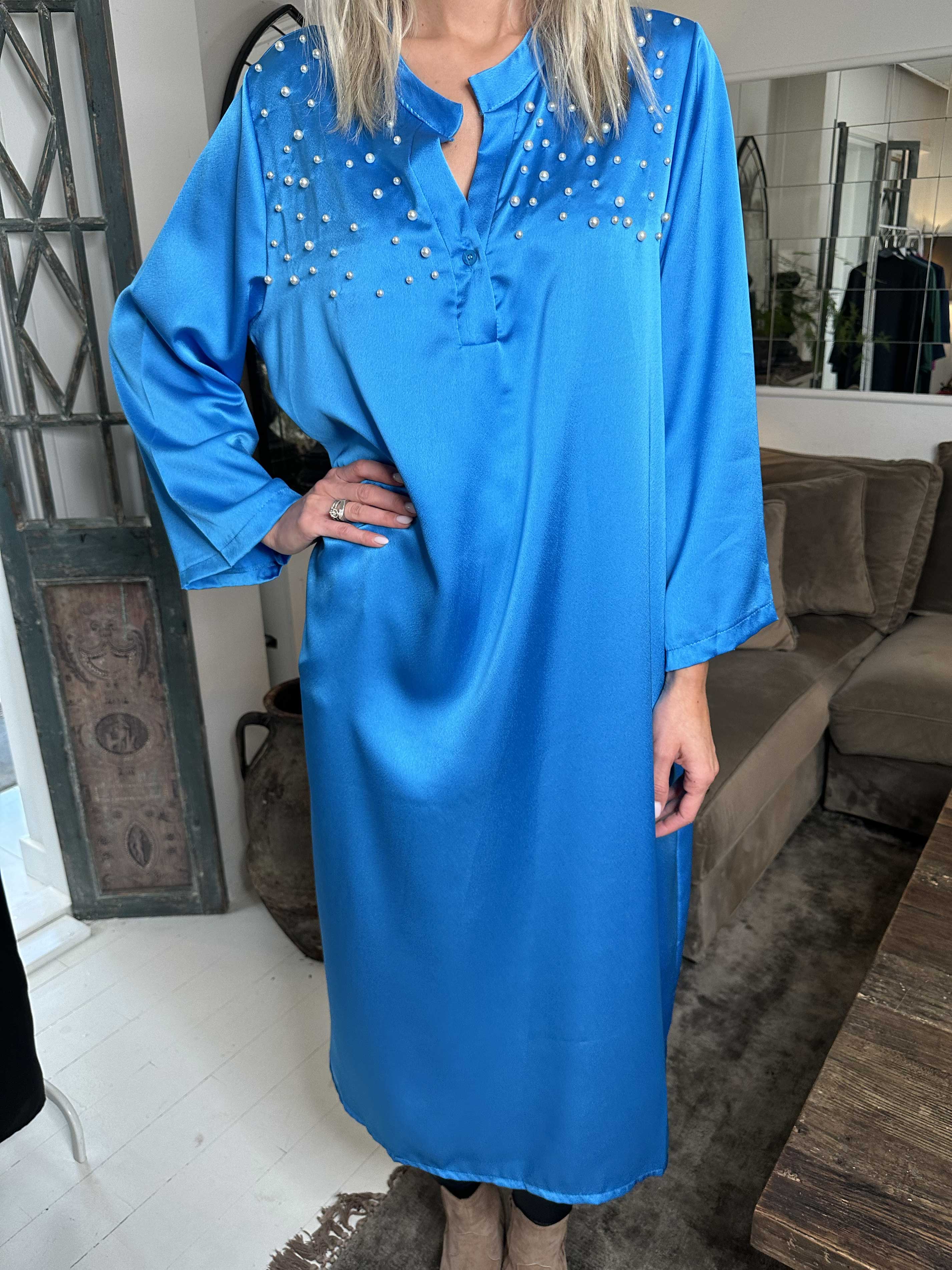 Emilia - Kjole i silkelook med løs pasform og hvide perler