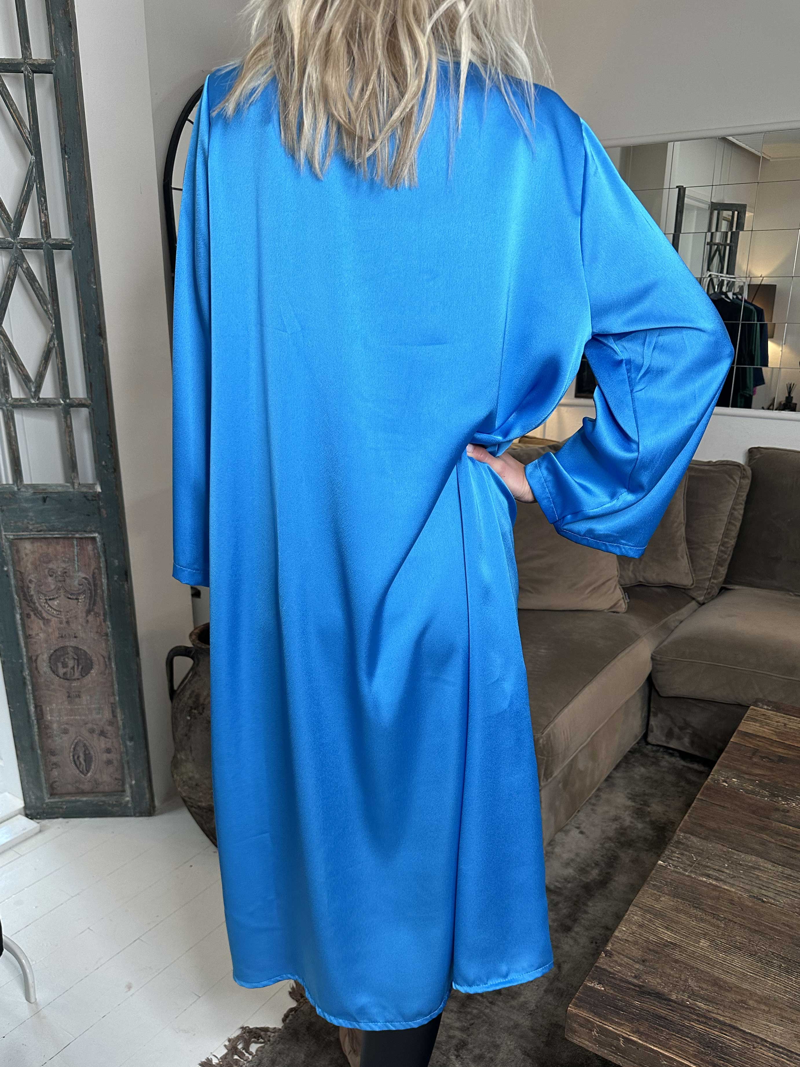 Emilia - Kjole i silkelook med løs pasform og hvide perler