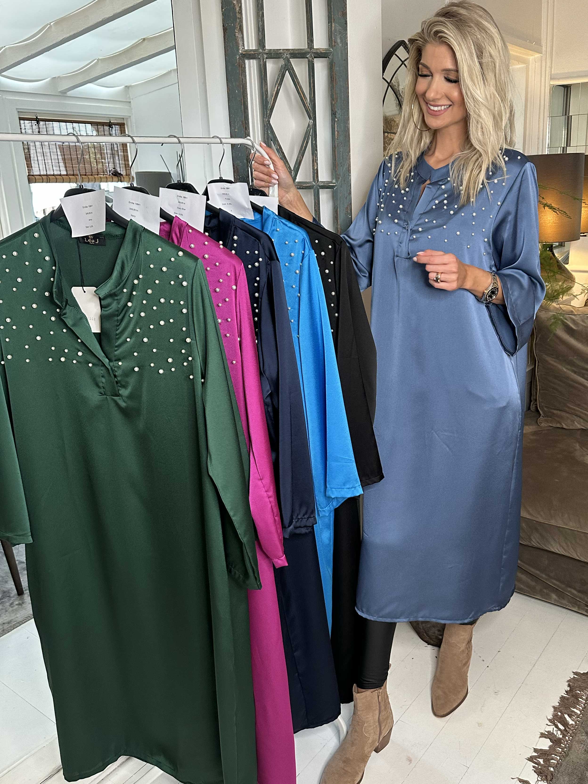 Emilia - Kjole i silkelook med løs pasform og hvide perler