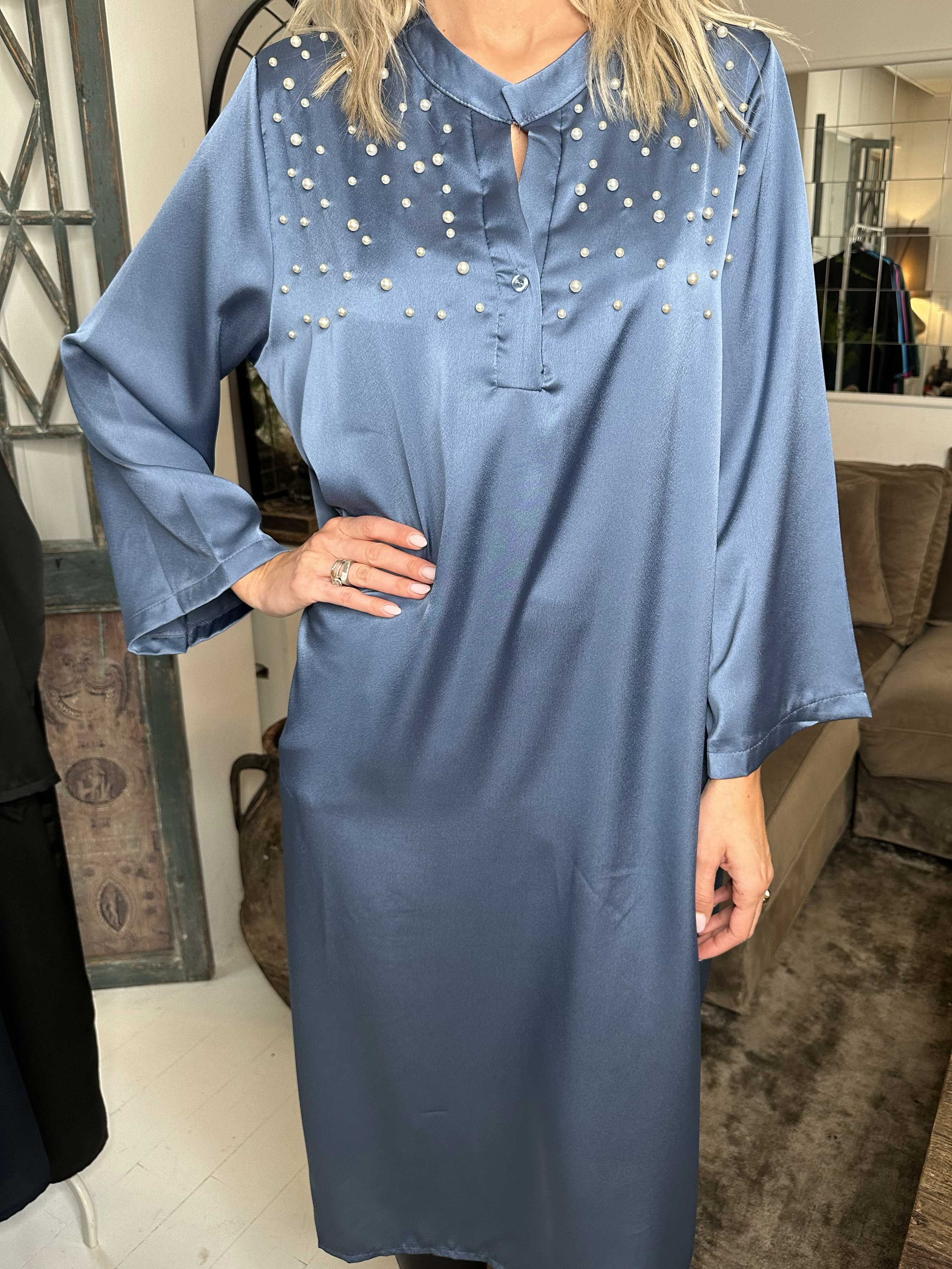 Emilia - Kjole i silkelook med løs pasform og hvide perler