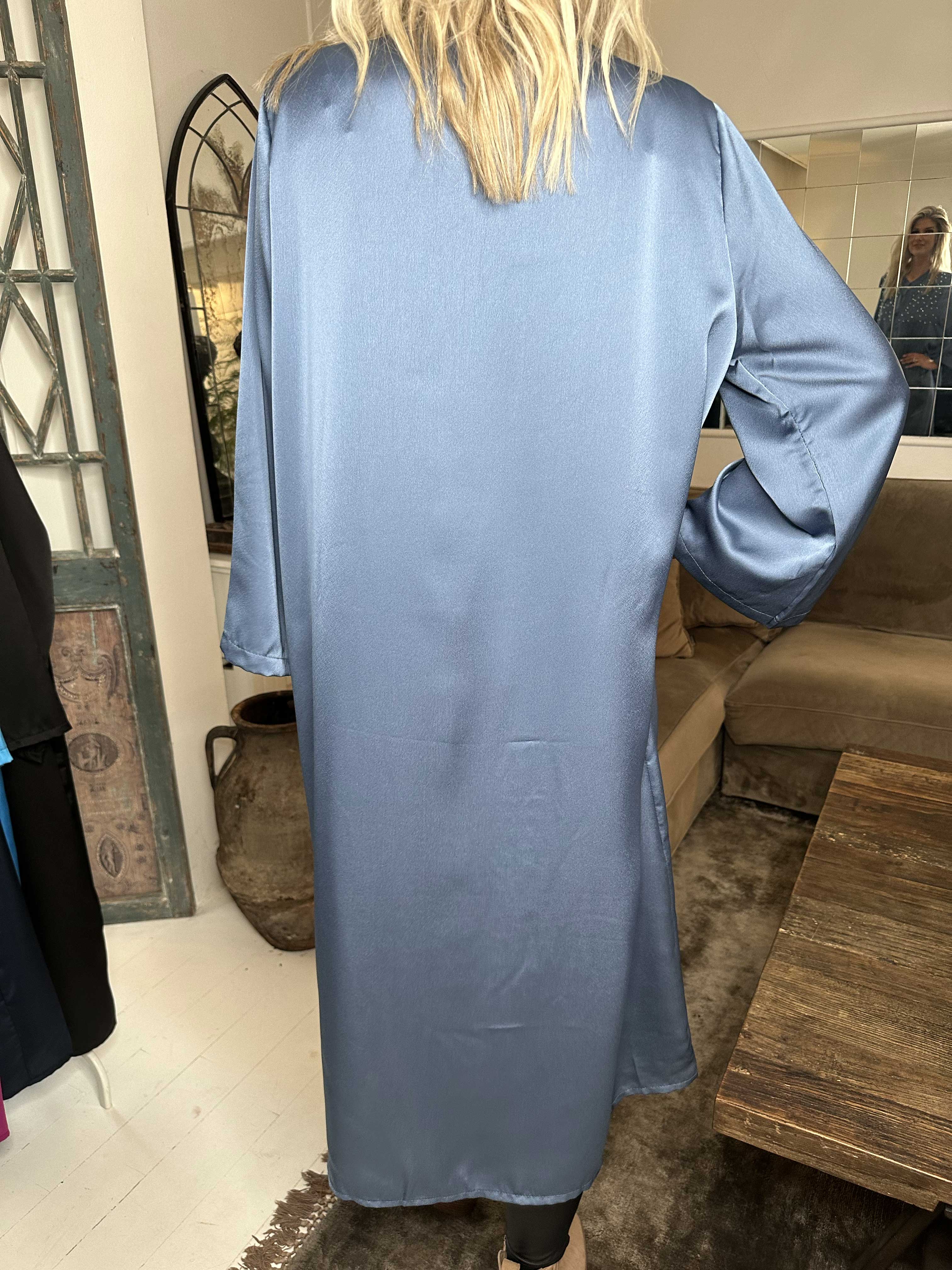 Emilia - Kjole i silkelook med løs pasform og hvide perler