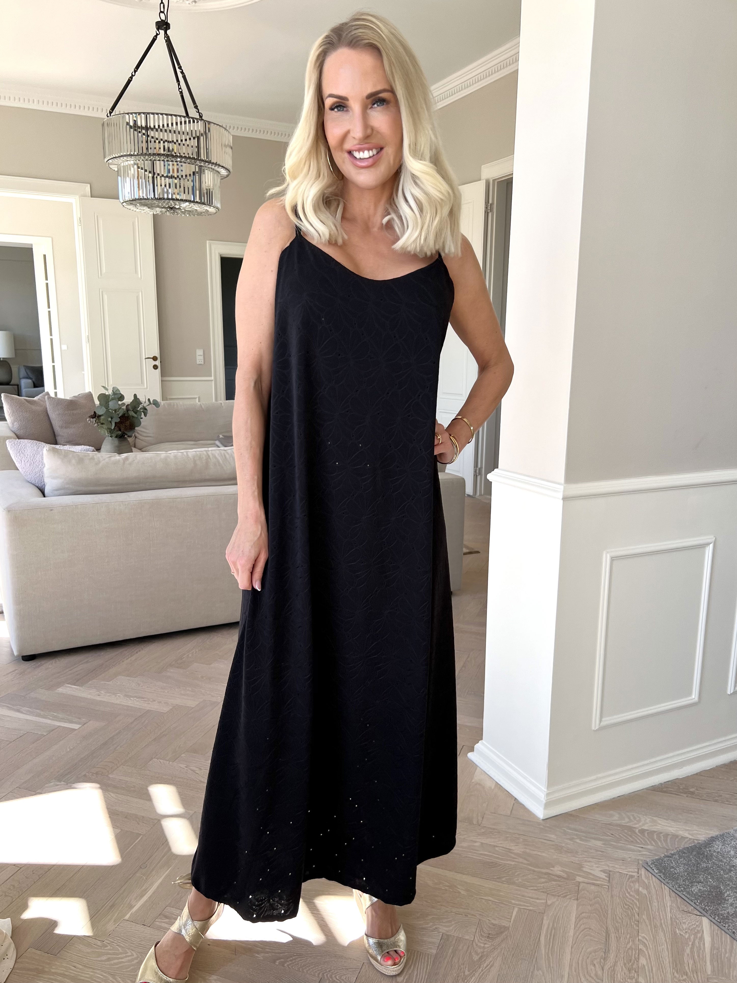 Emilie - Stropkjole i blødt stof med broderie anglaise