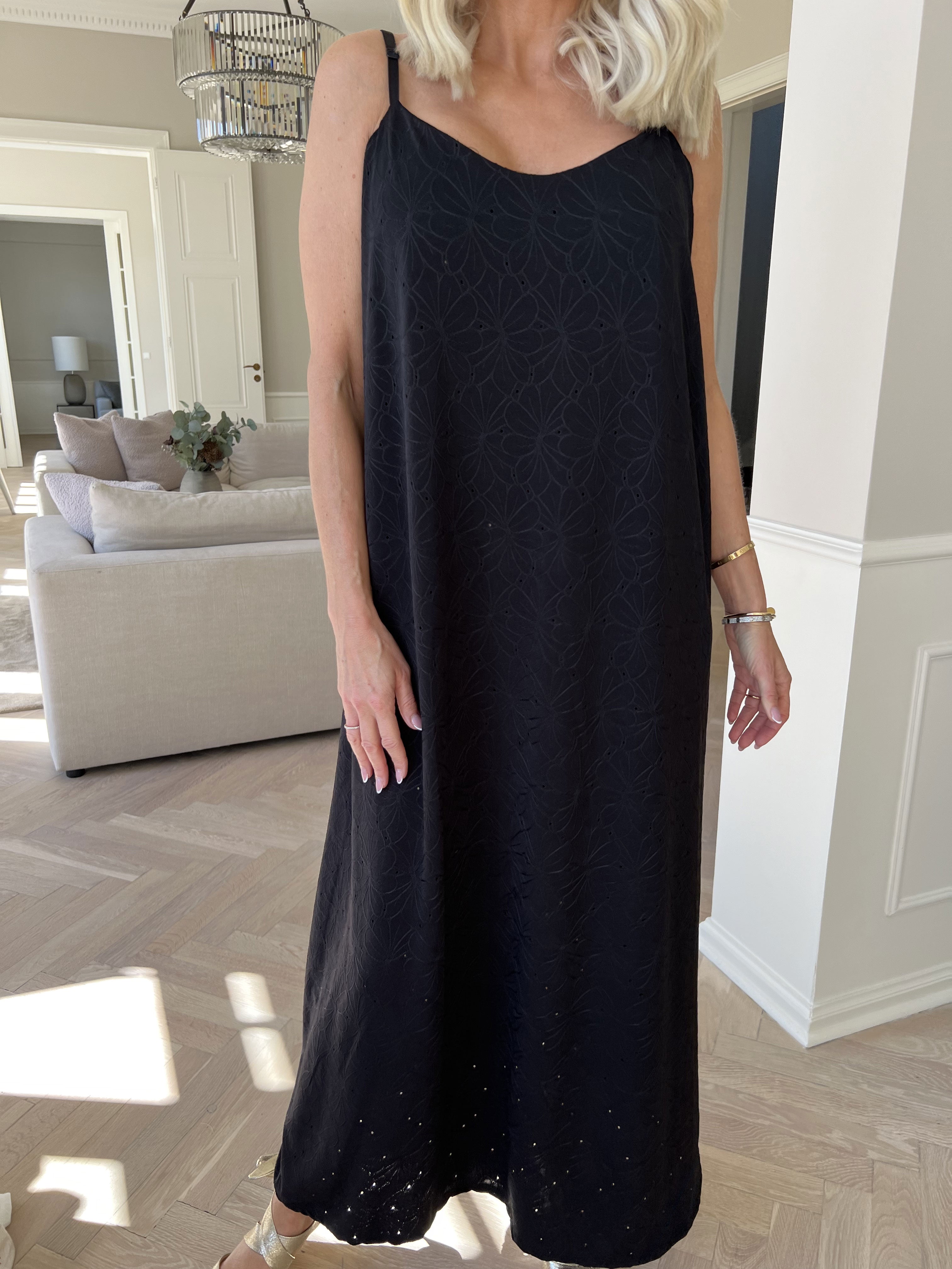 Emilie - Stropkjole i blødt stof med broderie anglaise