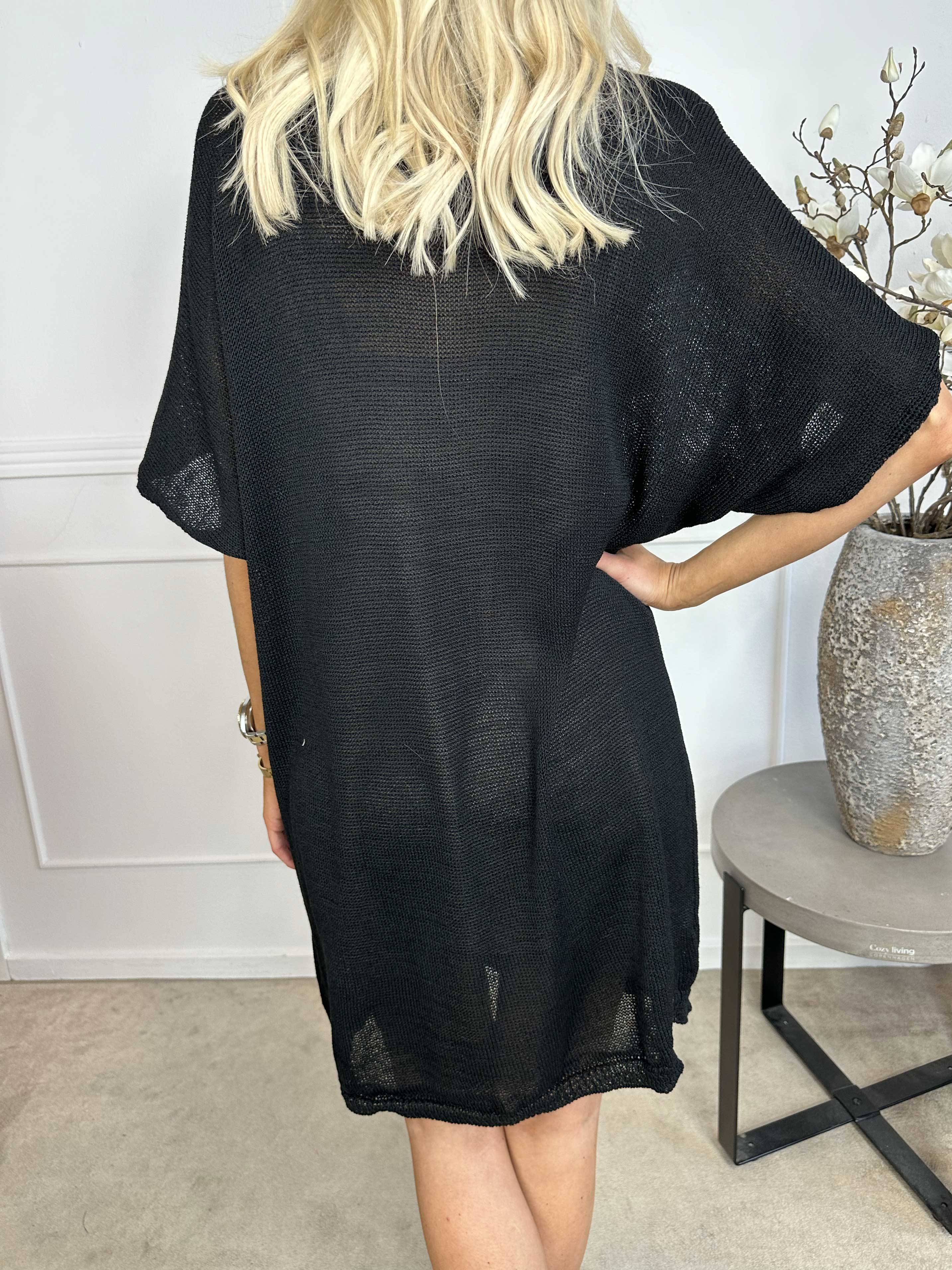 Emine - Sød kortærmet strikkjole med blomster og glimmertråde