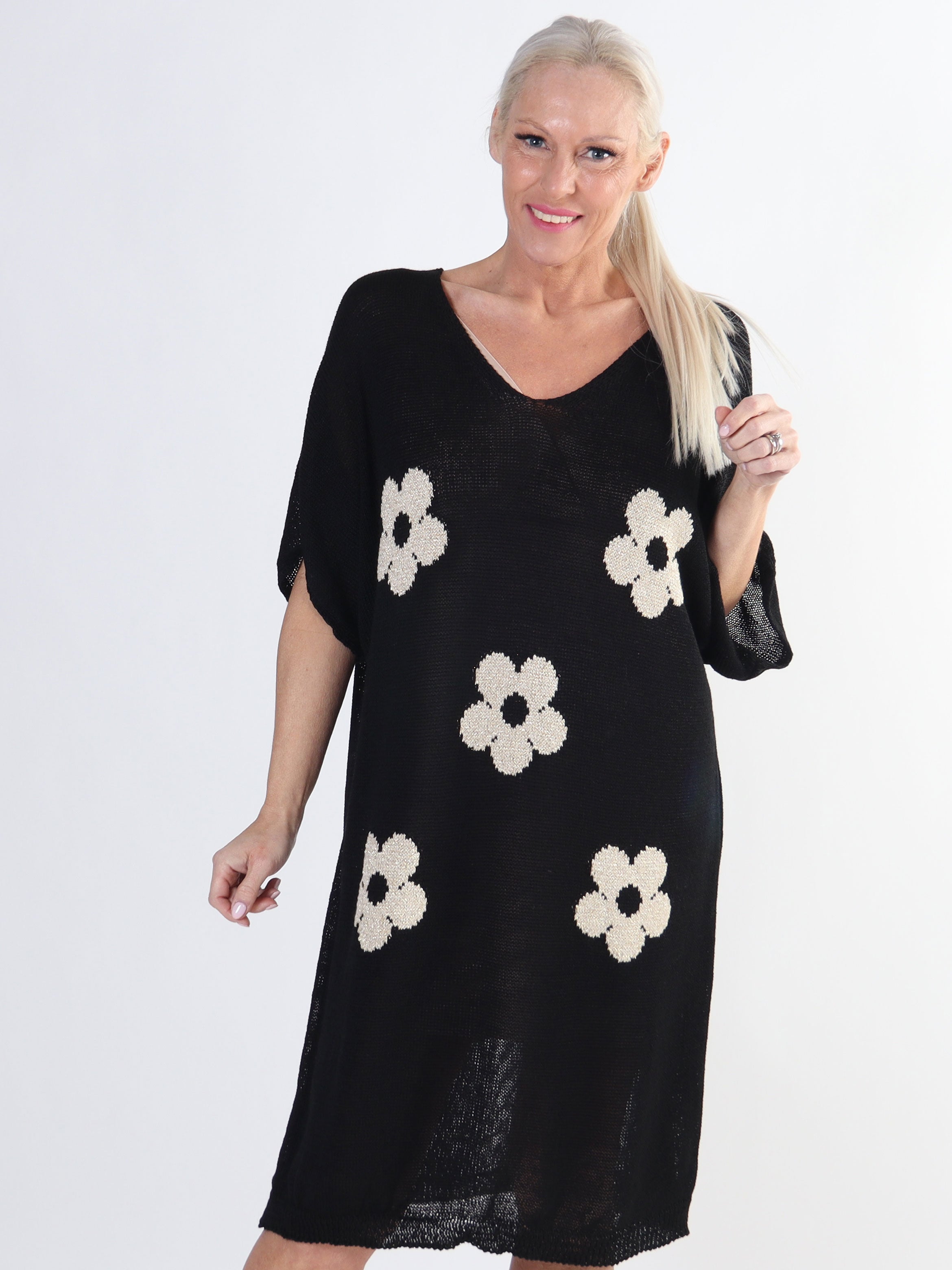 Emine - Sød kortærmet strikkjole med blomster og glimmertråde