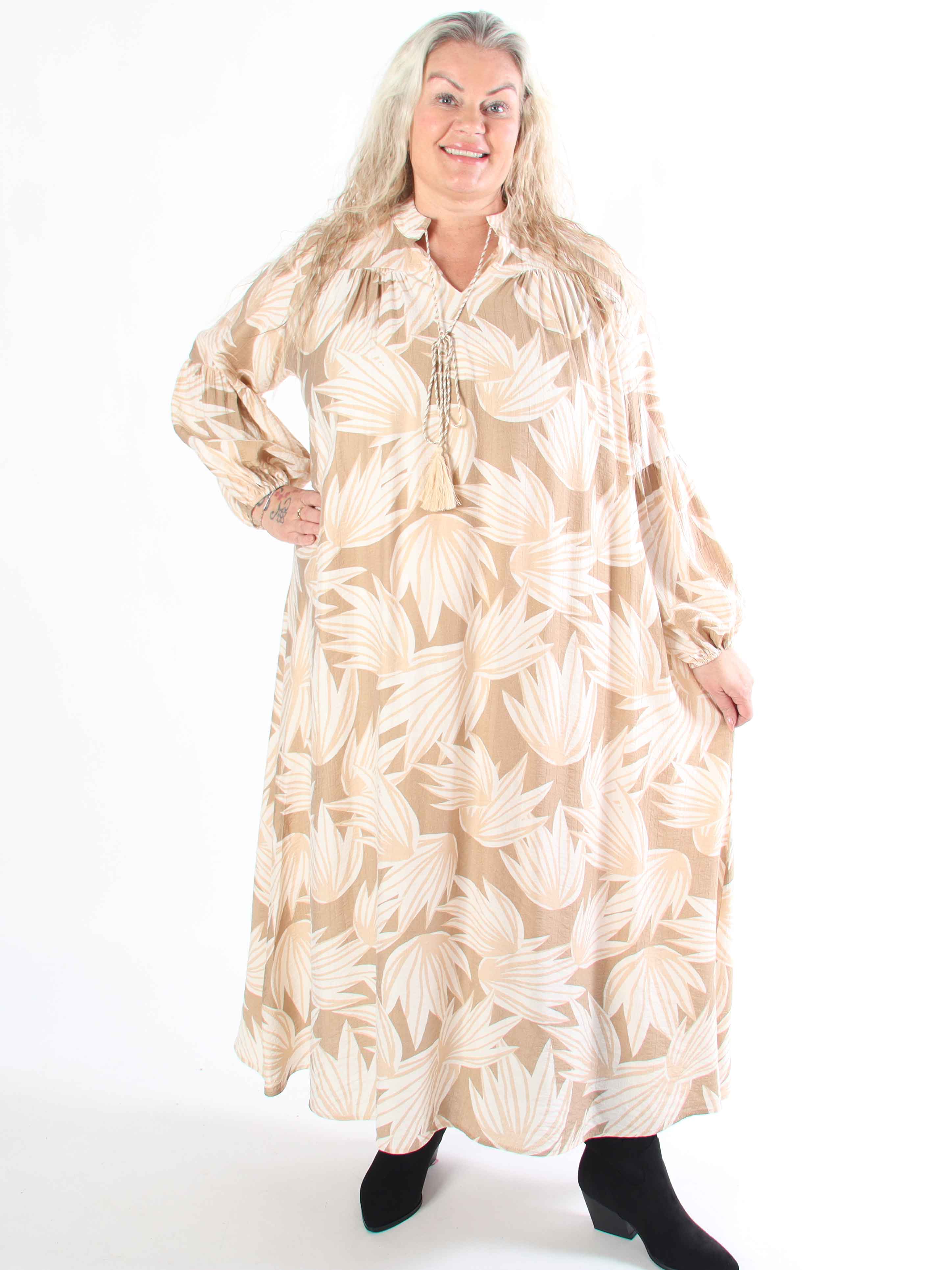 Emma - Sød lang boho viskosekjole i plus size