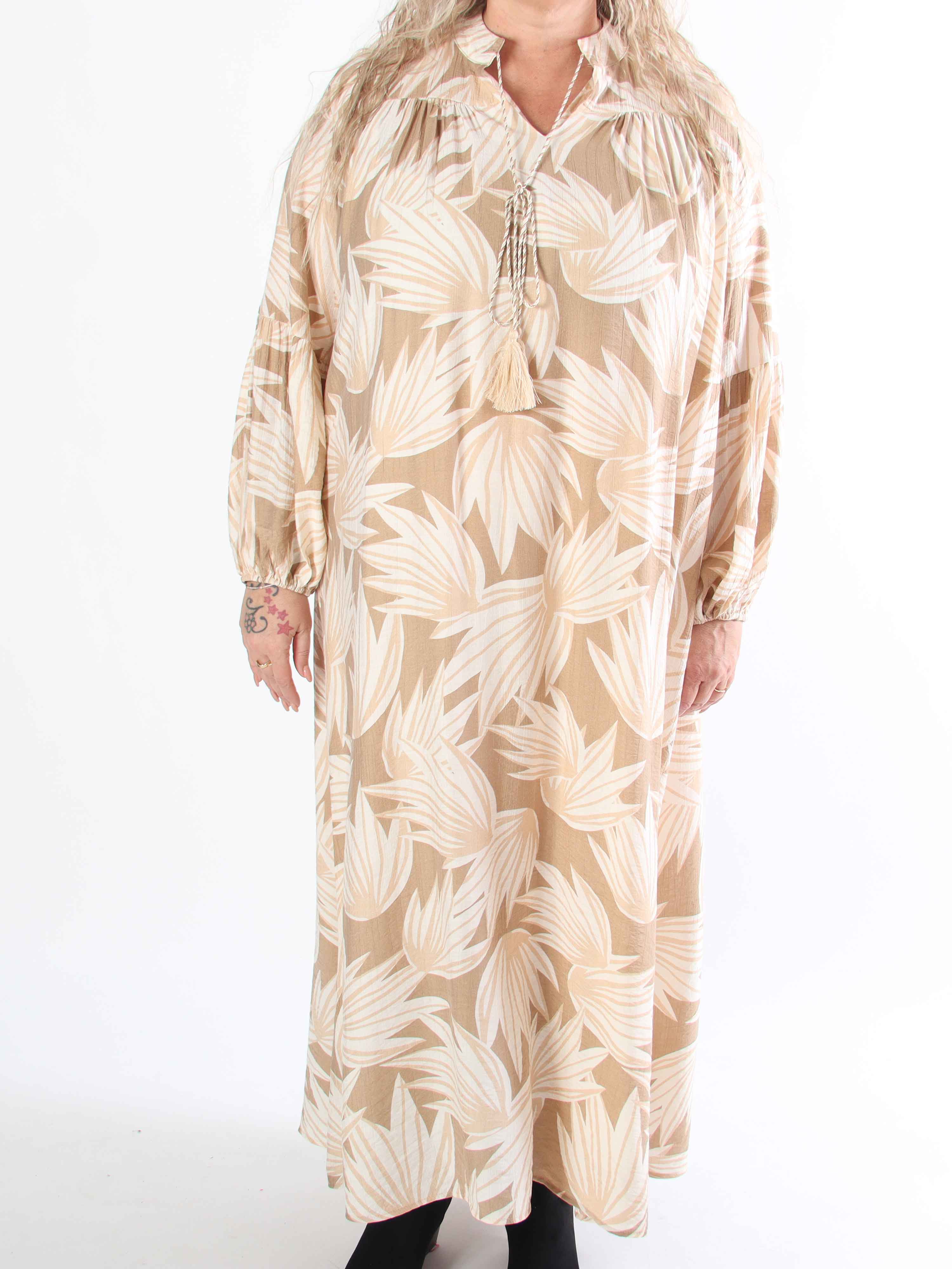 Emma - Sød lang boho viskosekjole i plus size