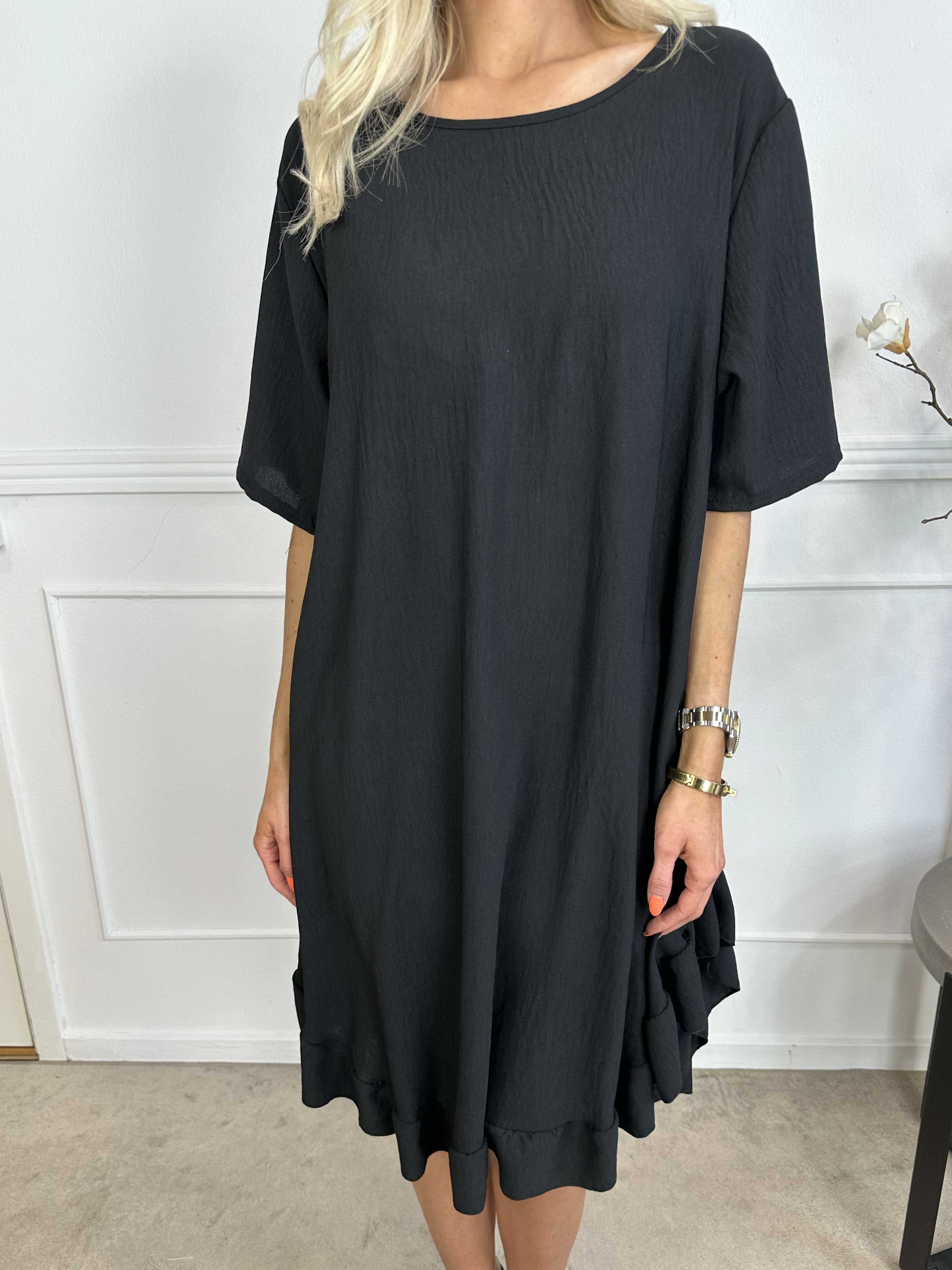 Emmelie - Kjole i viskoseblanding med flæsekant og lommer.