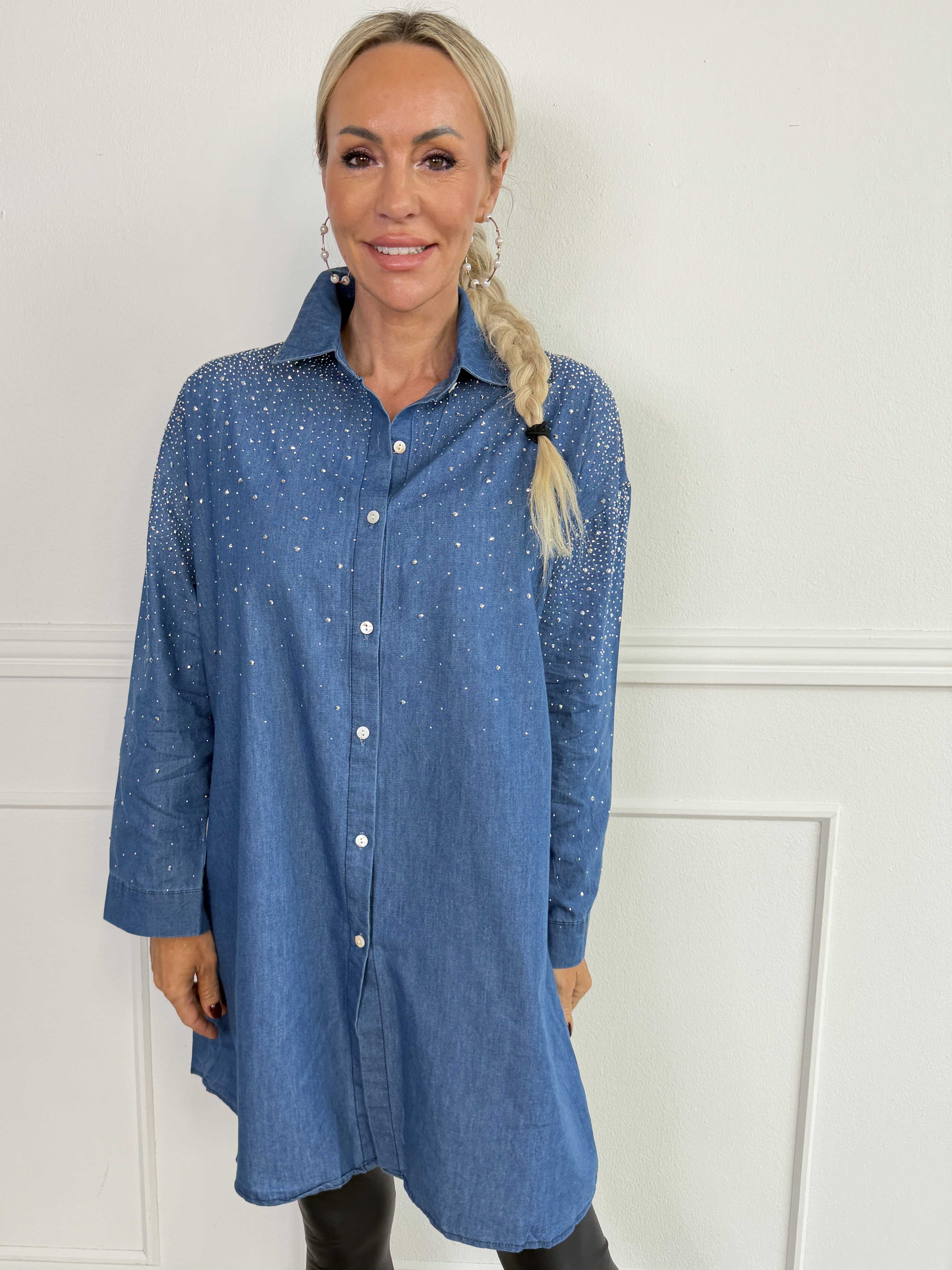 Emmie - Skjortekjole i denimlook med glitrende similisten foroven