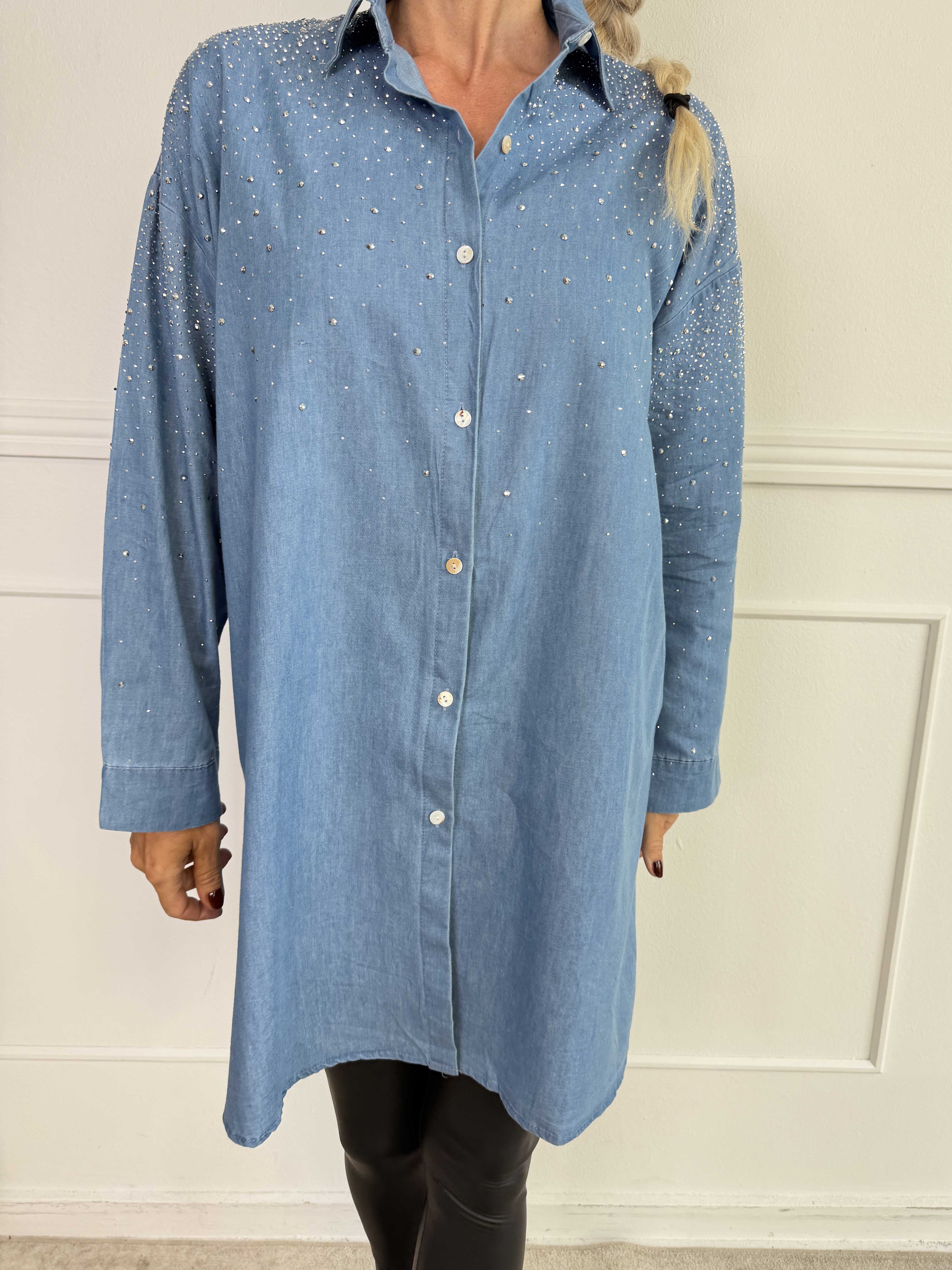 Emmie - Skjortekjole i denimlook med glitrende similisten foroven