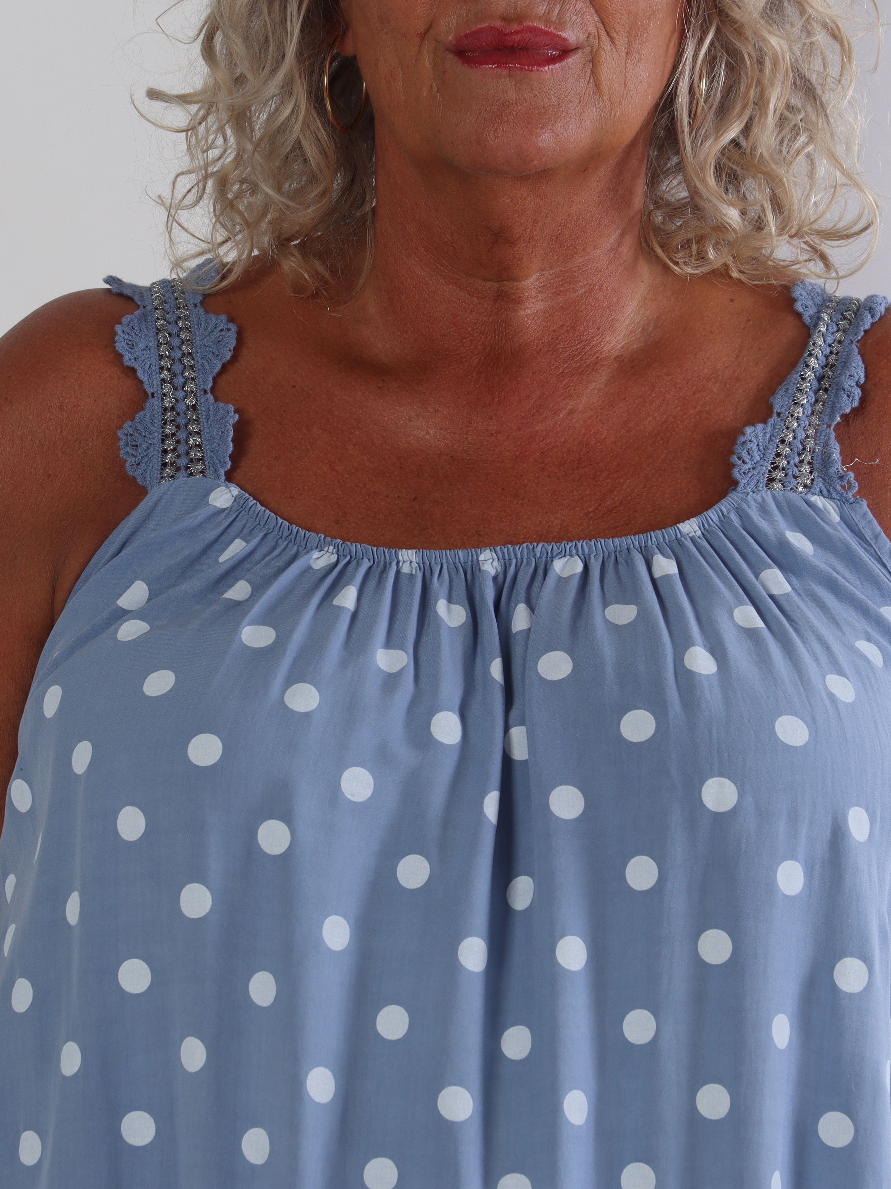 Enia - Plus size kjole i viskosestof med prikker og broderede stropper