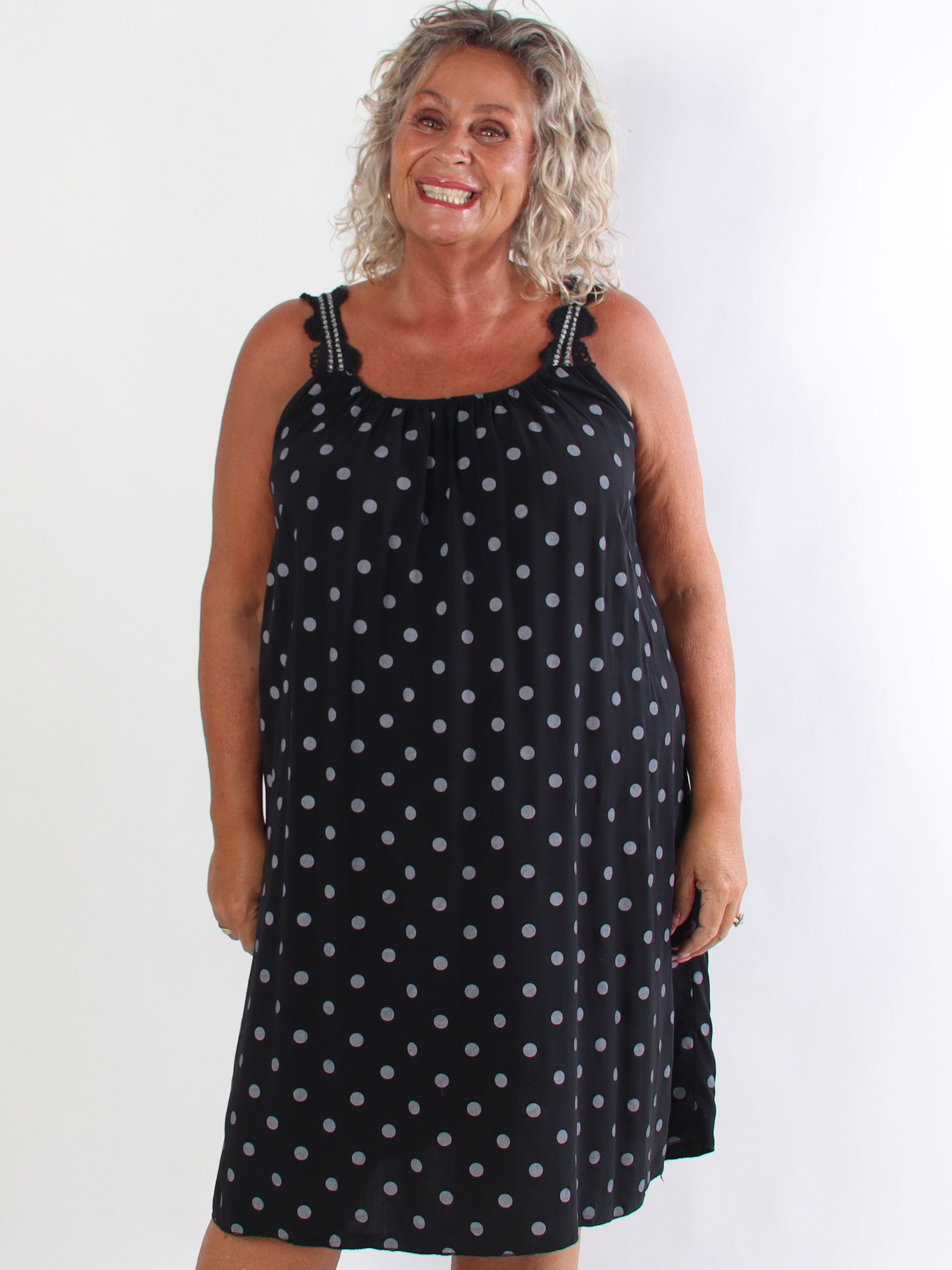 Enia - Plus size kjole i viskosestof med prikker og broderede stropper