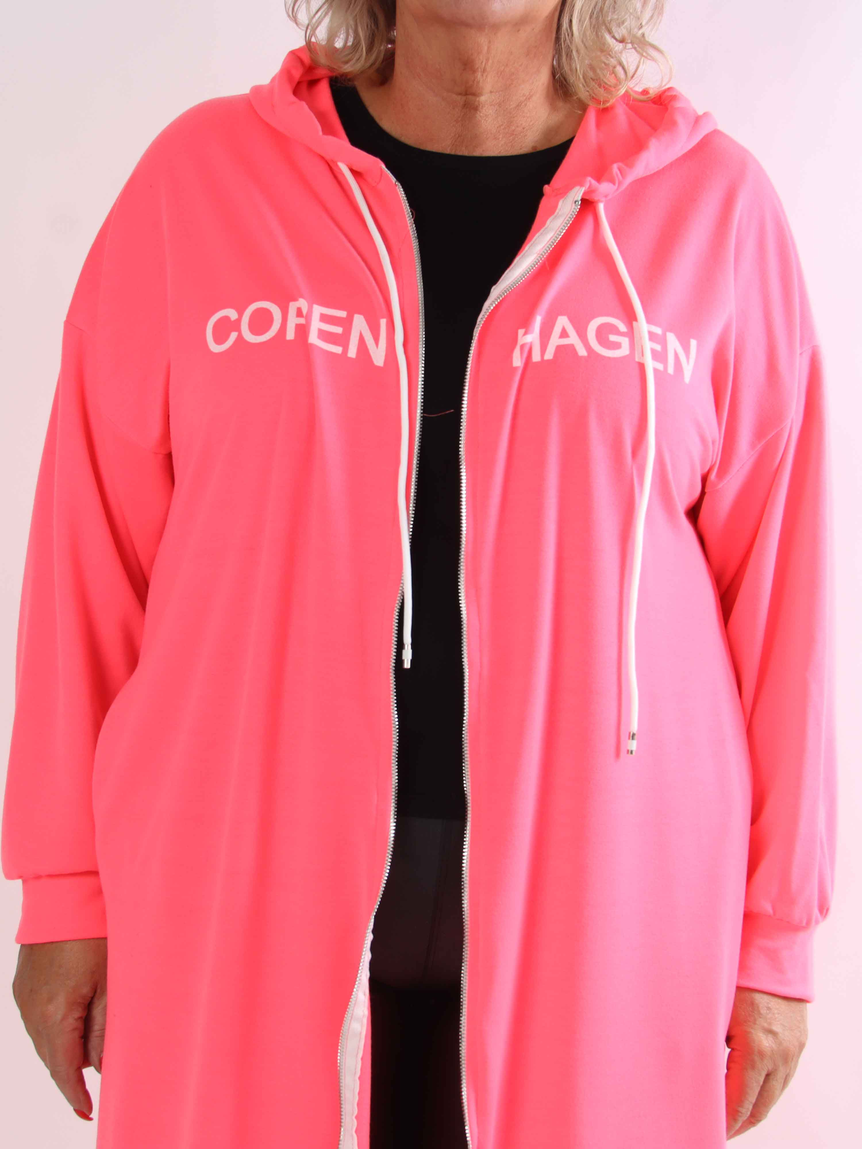 Erika - Plus size blød hoodiekjole i bomuld med “Copenhagen”-print på brystet