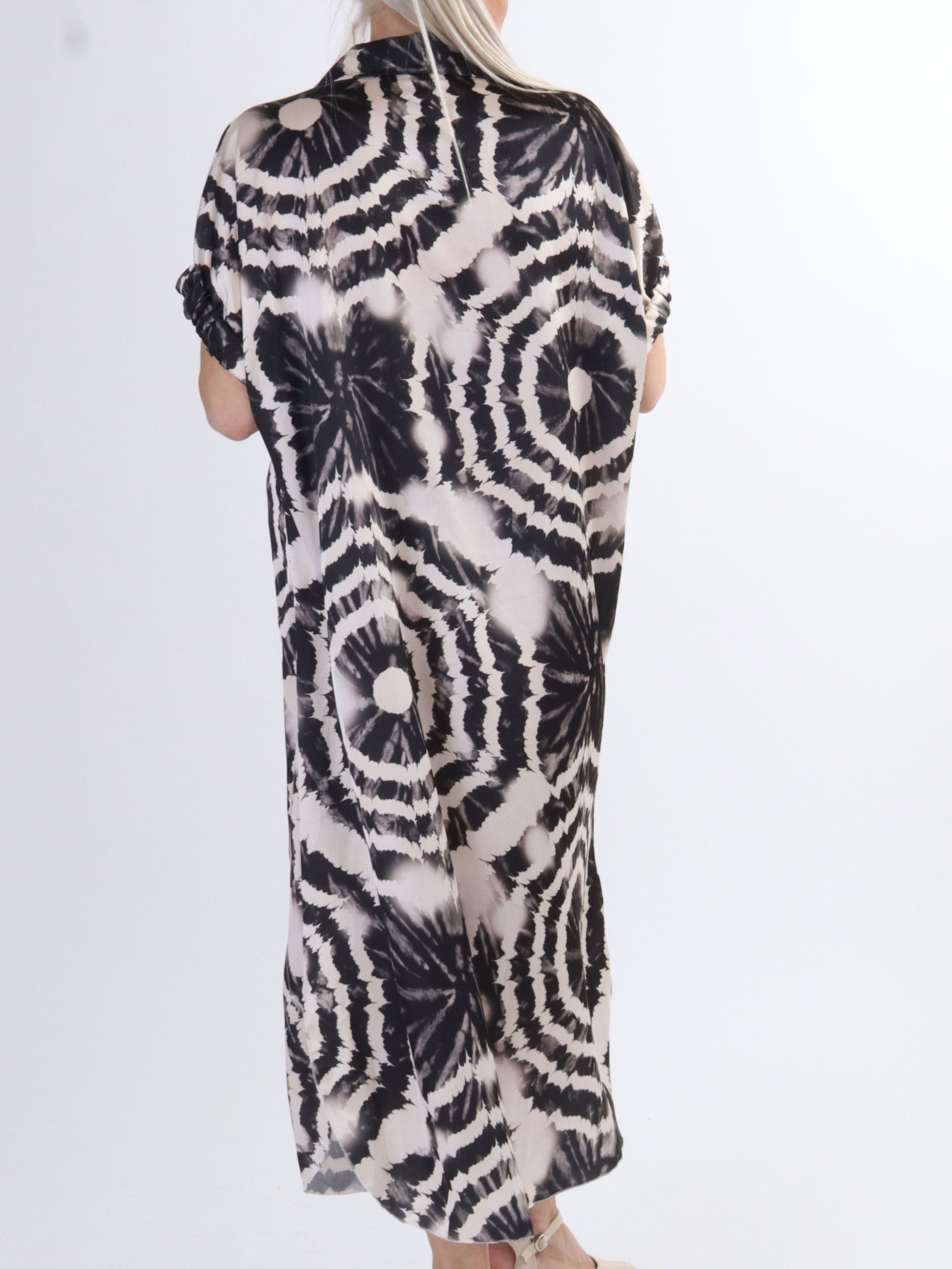 Erin - Skjortekjole i plus size med knapper og batikmønster