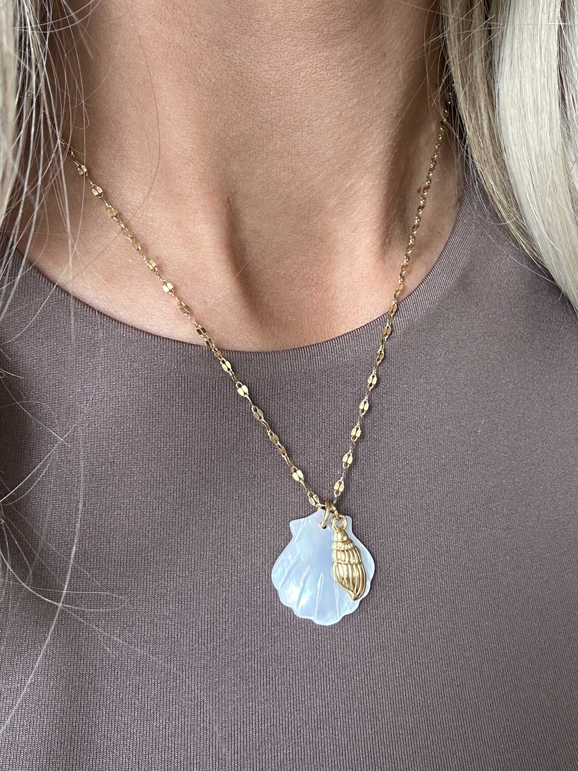 Erin - Guldfarvet kæde med muslinge vedhæng