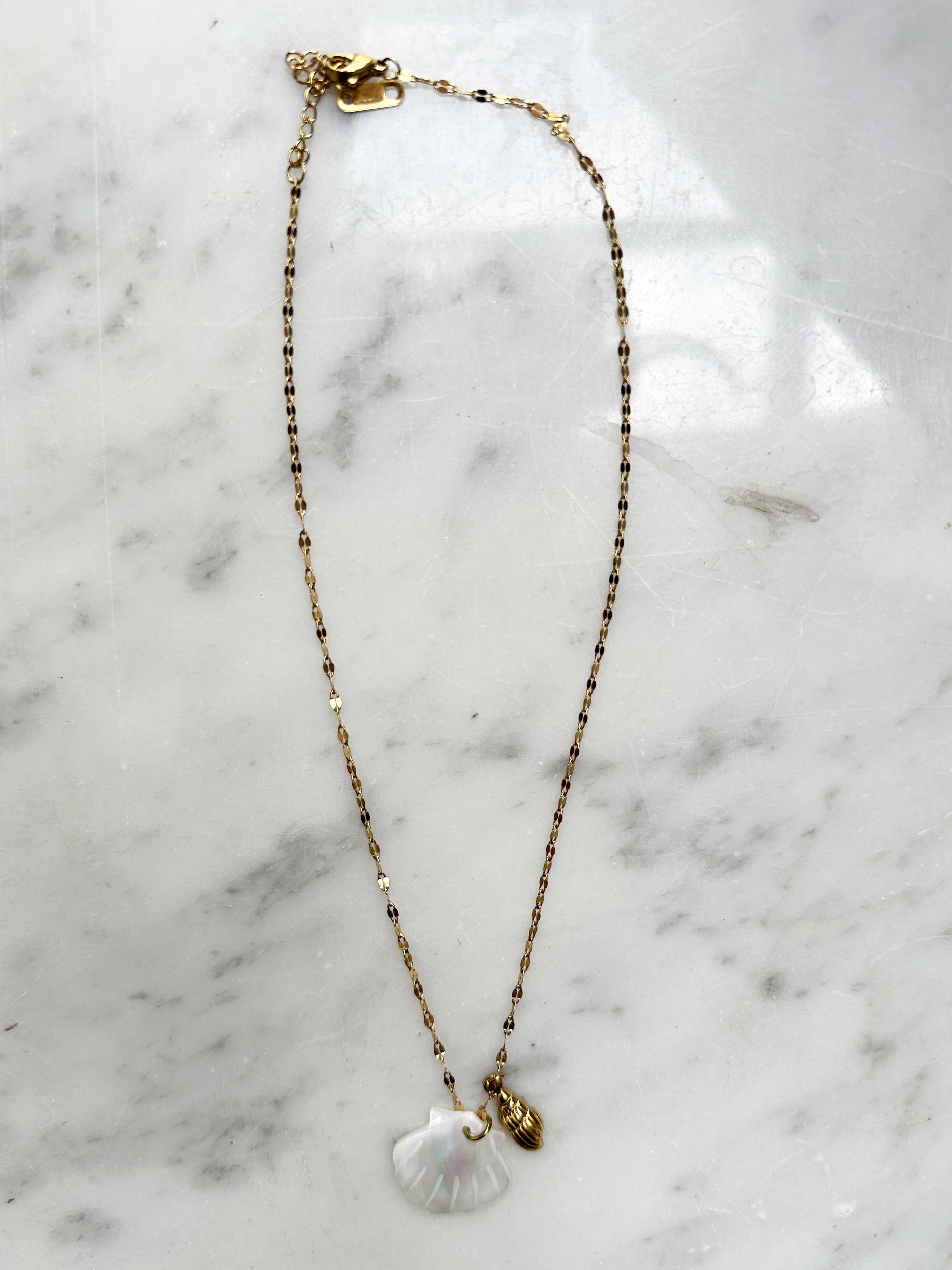 Erin - Guldfarvet kæde med muslinge vedhæng