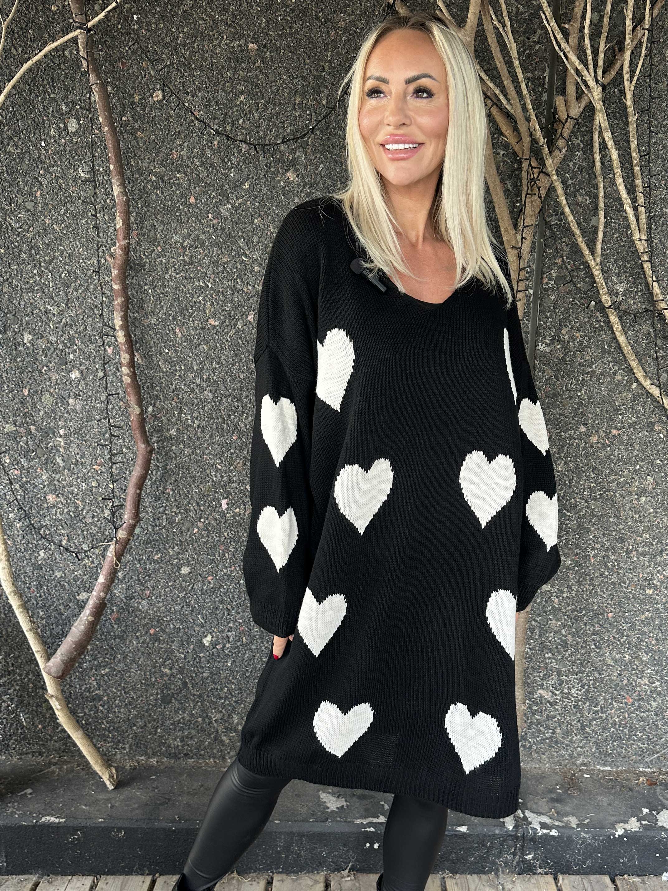 Esly - Strikkjole med hjerter og v-udskæring