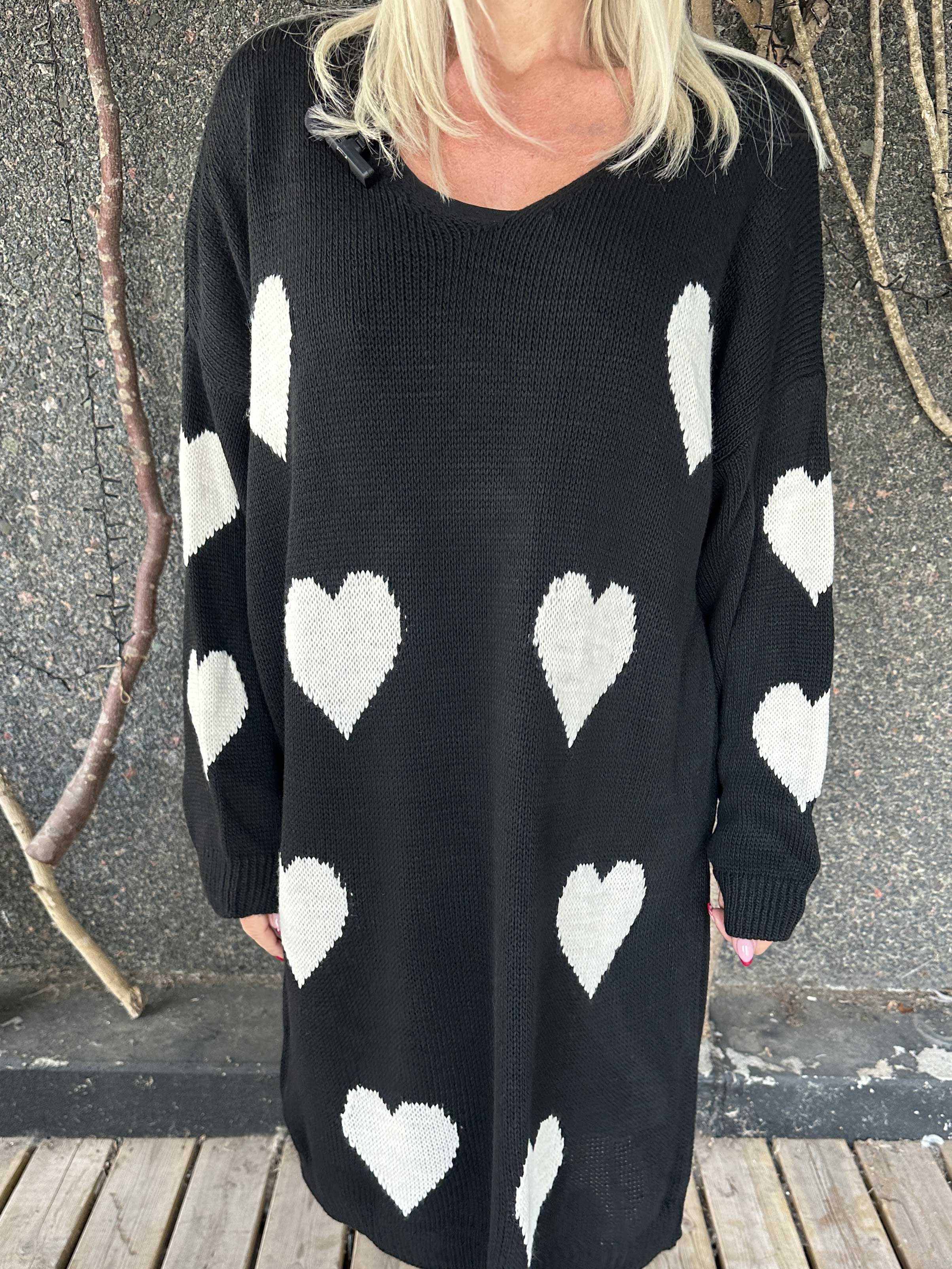 Esly - Strikkjole med hjerter og v-udskæring