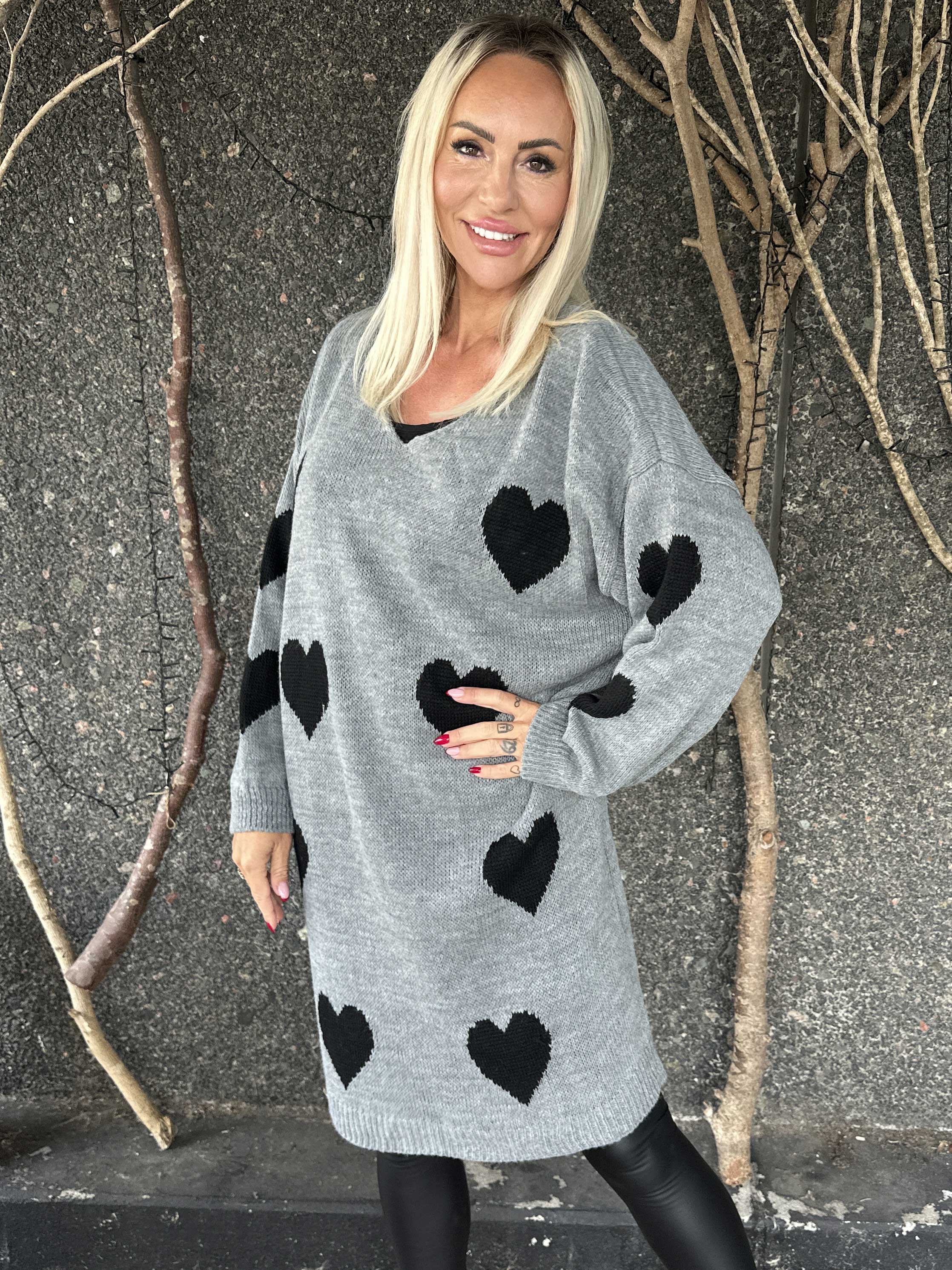 Esly - Strikkjole med hjerter og v-udskæring