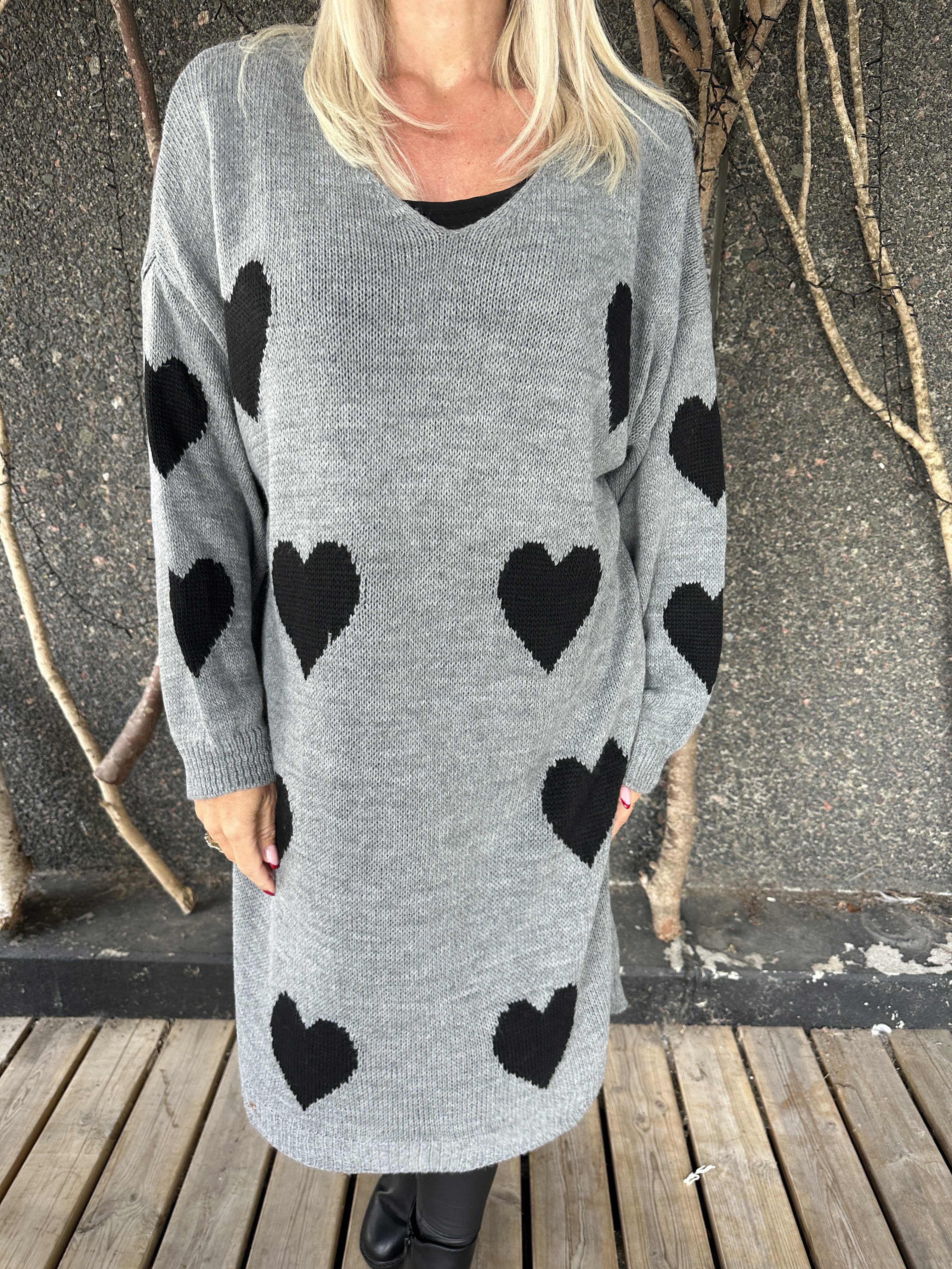 Esly - Strikkjole med hjerter og v-udskæring