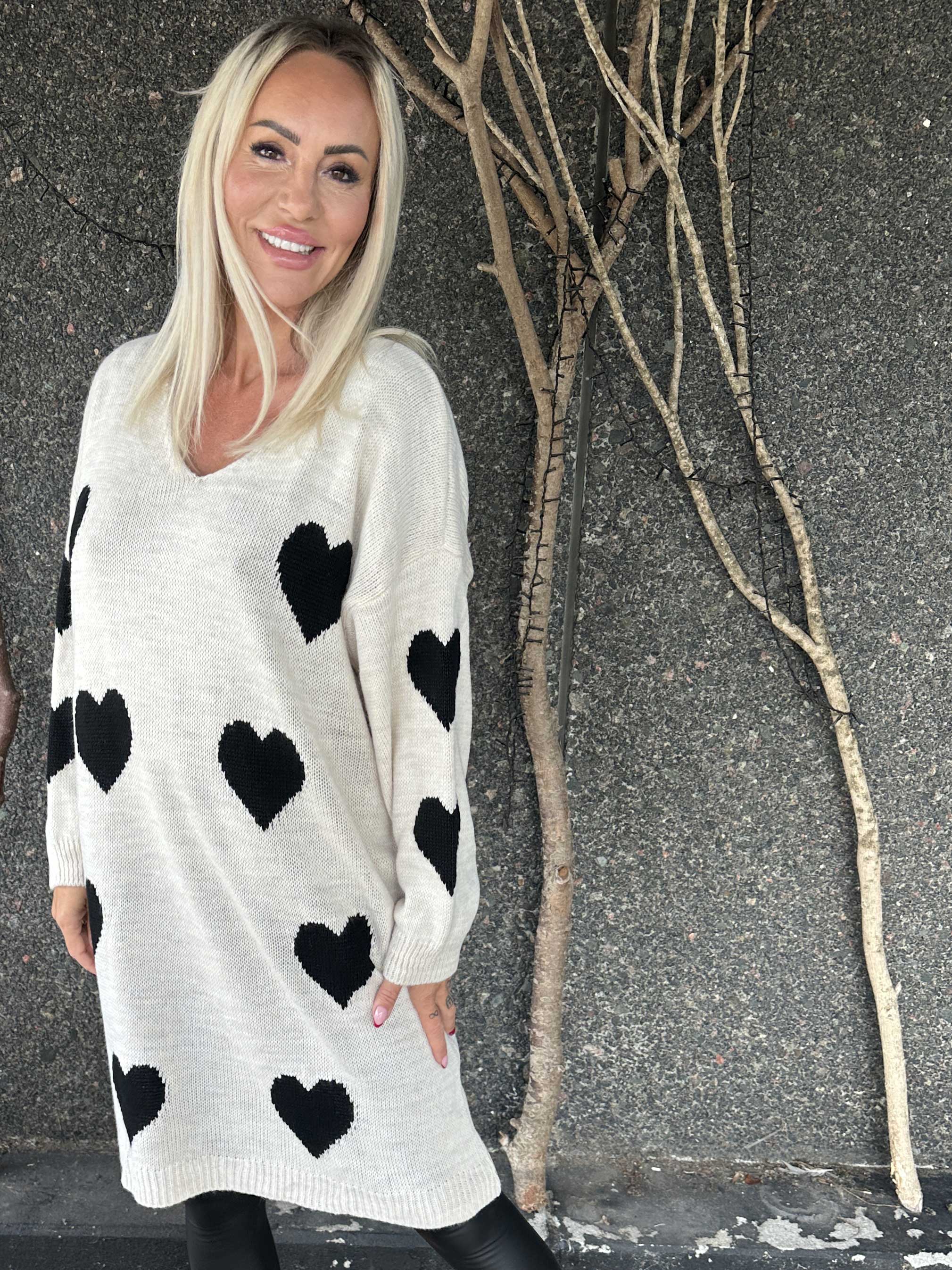 Esly - Strikkjole med hjerter og v-udskæring