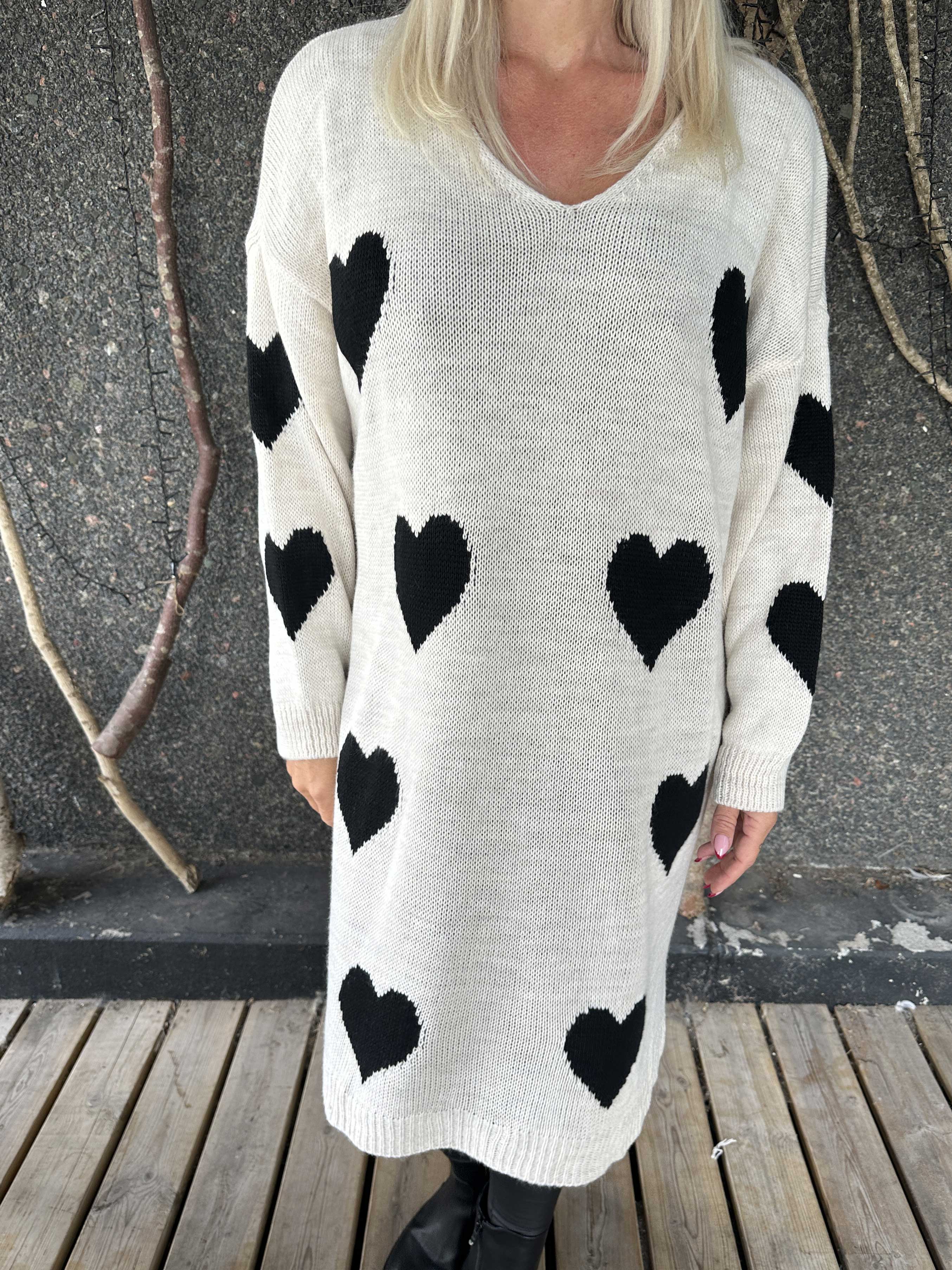 Esly - Strikkjole med hjerter og v-udskæring