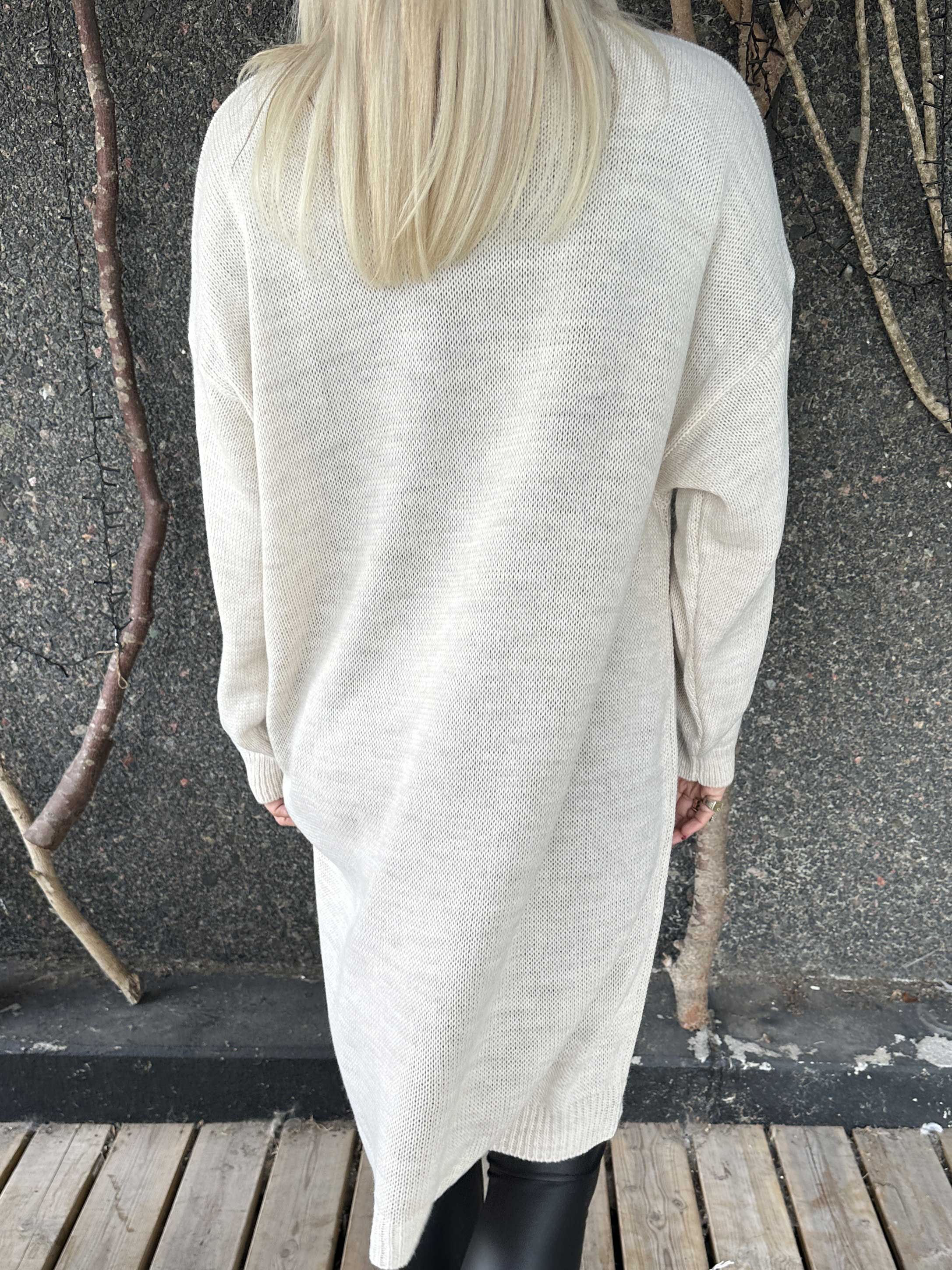 Esly - Strikkjole med hjerter og v-udskæring