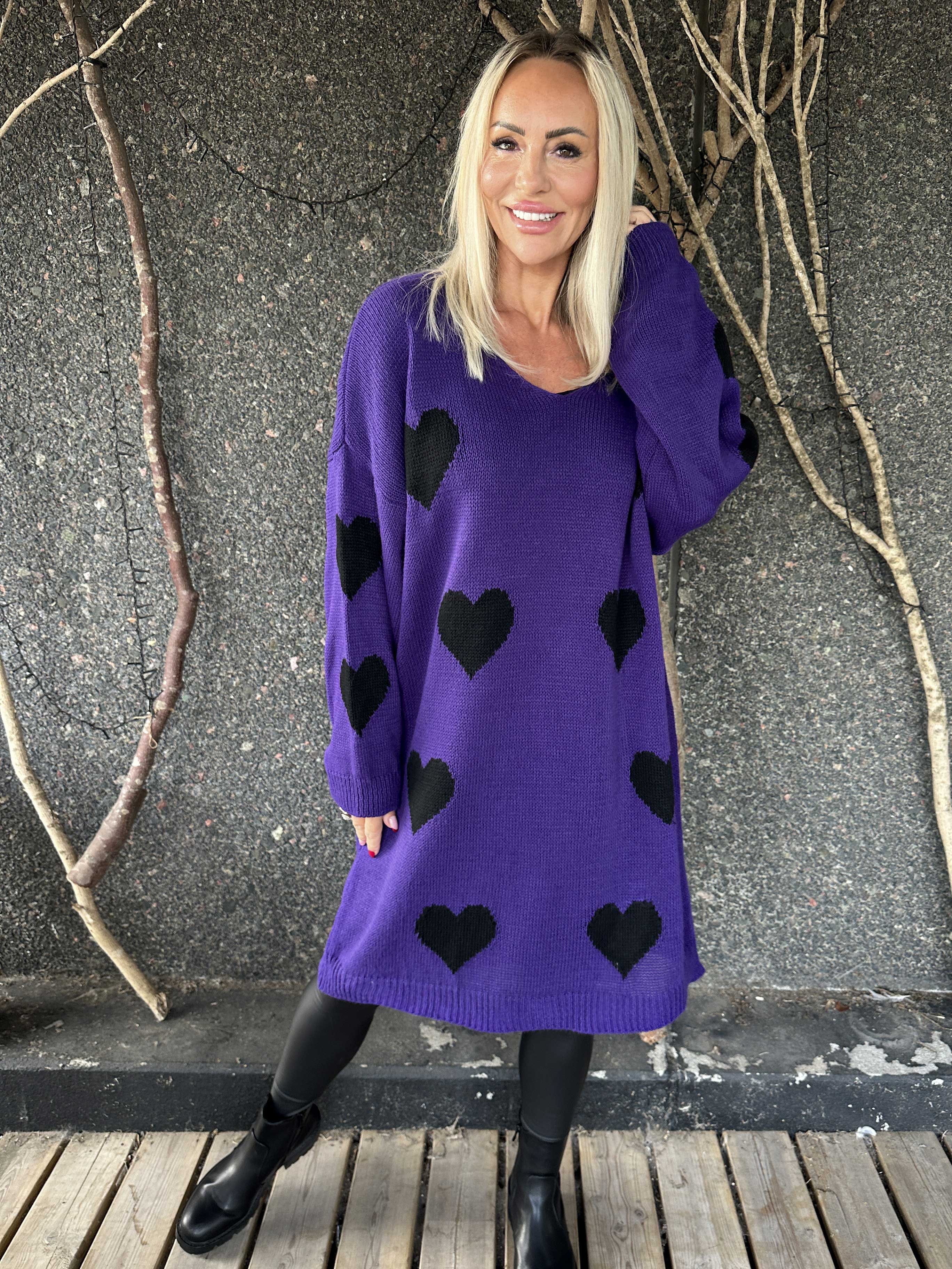 Esly - Strikkjole med hjerter og v-udskæring